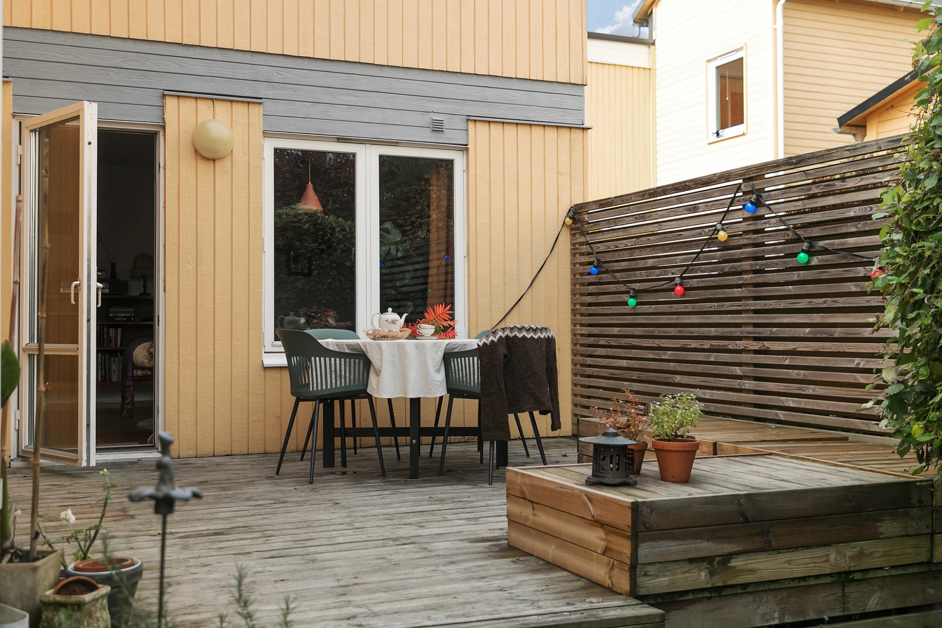 Altanen om ca 17kvm disponeras fritt av bostadsrättshavaren.