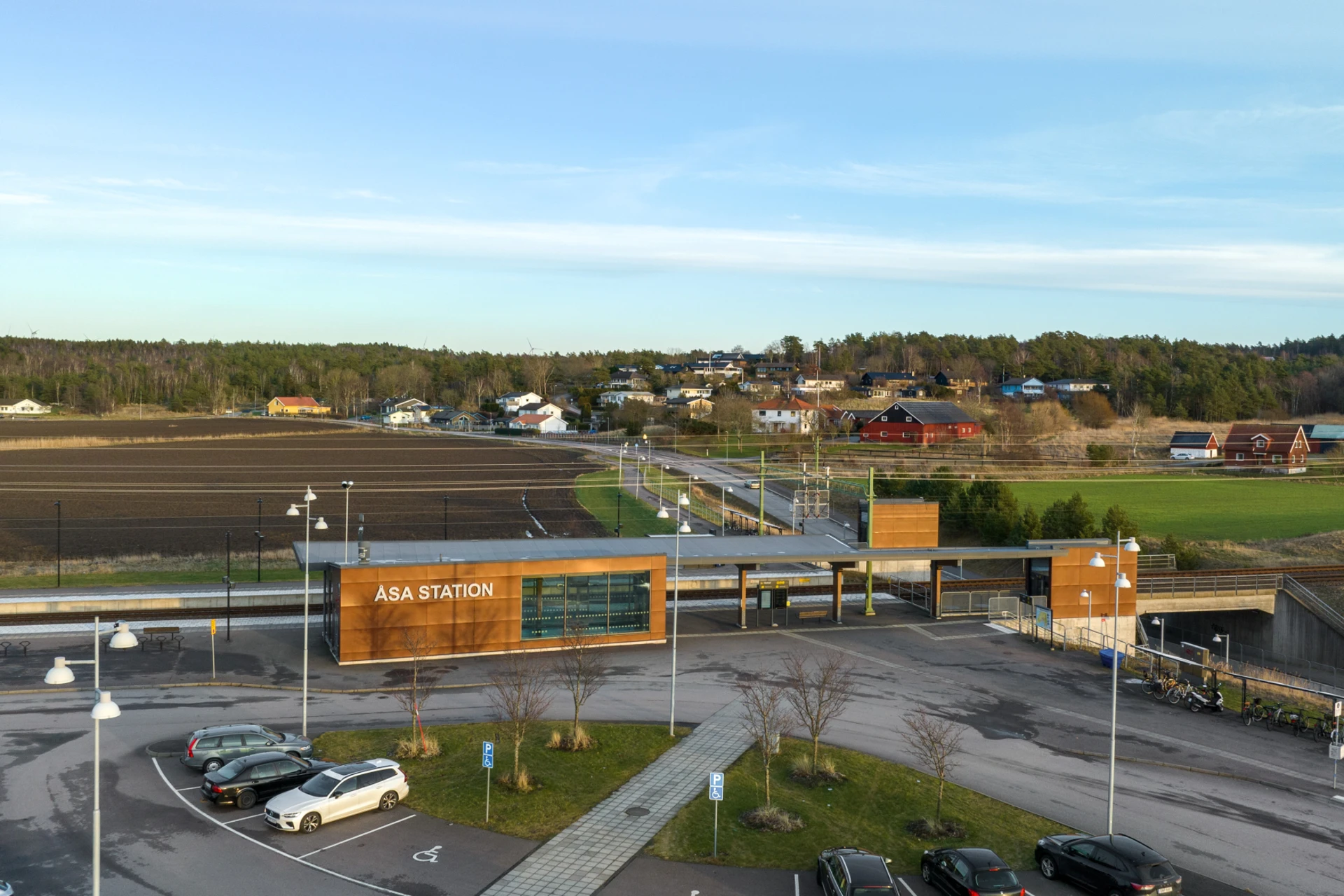 Pendelstation i Åsa där både västtrafik och öresundstågen stannar.