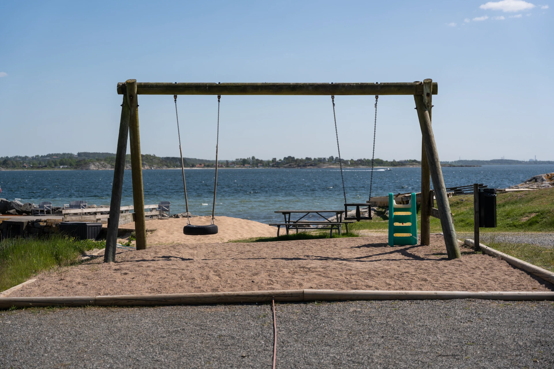 Fin lekplats i Vassbäck alldeles vid havet