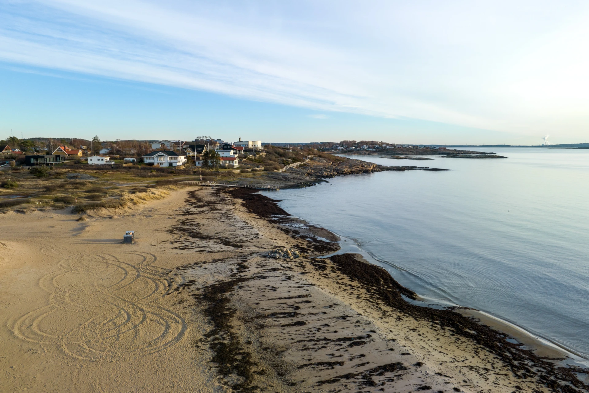 Stranden och strandpromenaden vid vita sand är lika härlig året om!