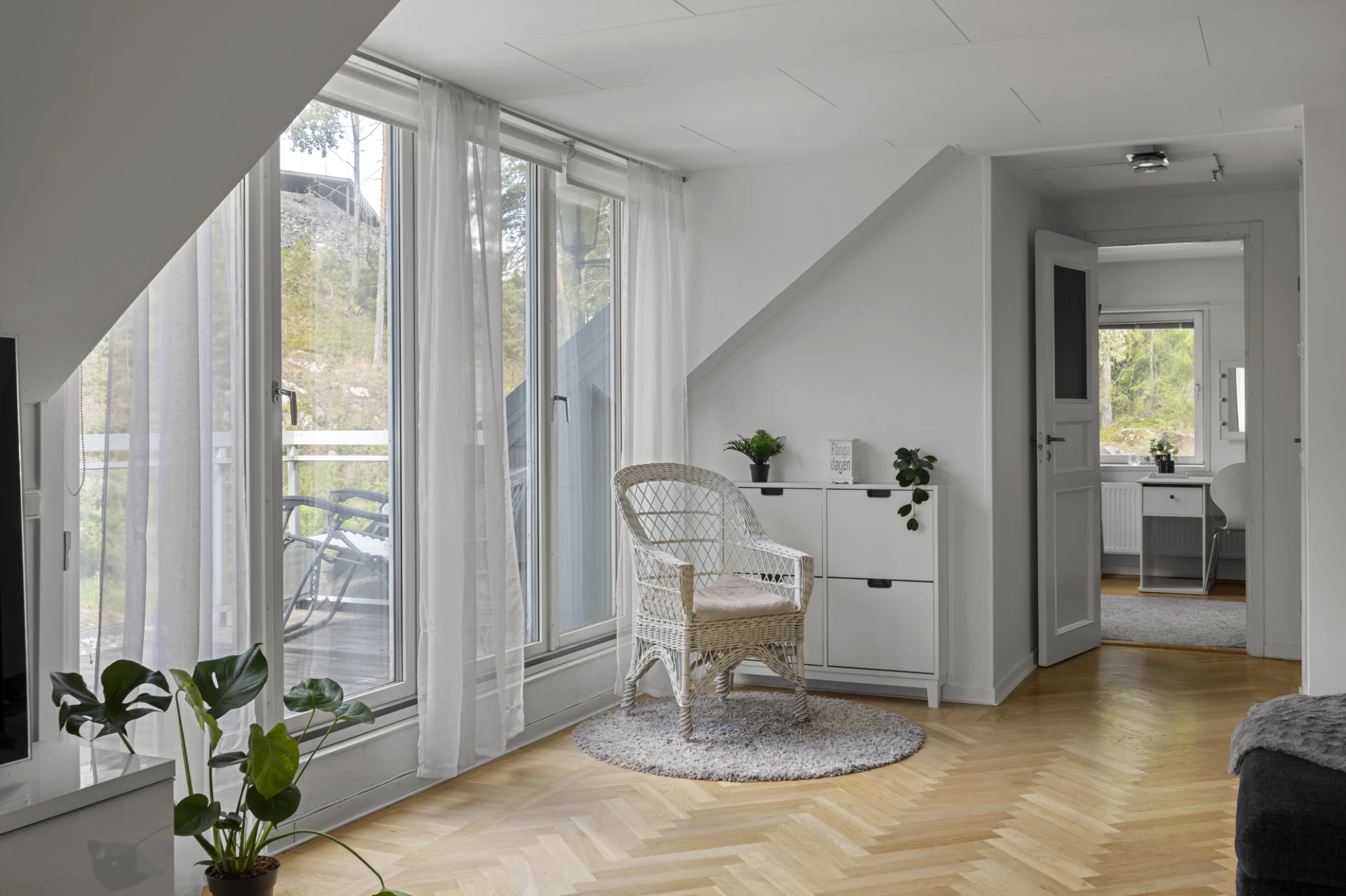 Utgång till balkong från allrum
