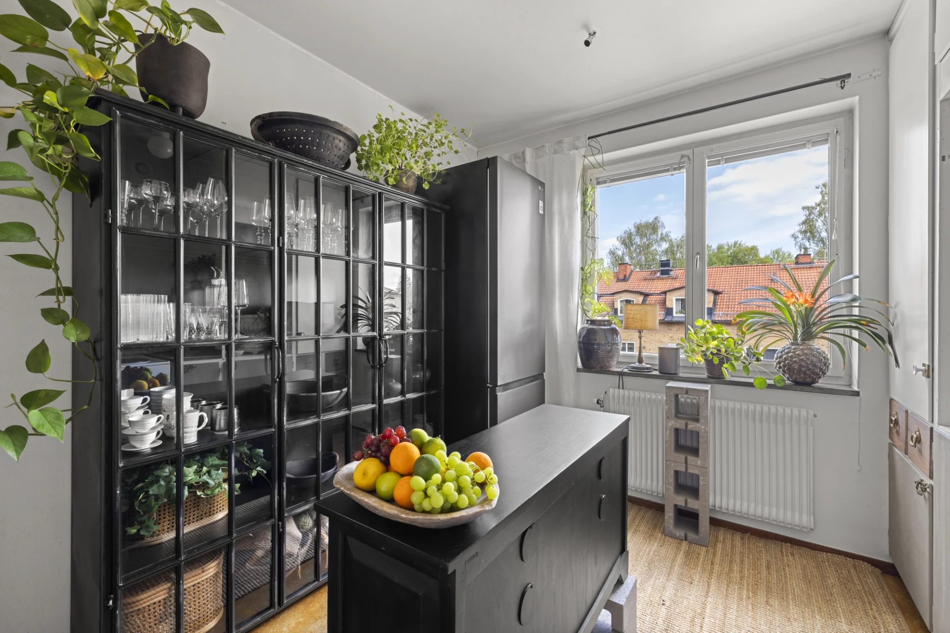 Vitrinskåp och köksbänk i kök
