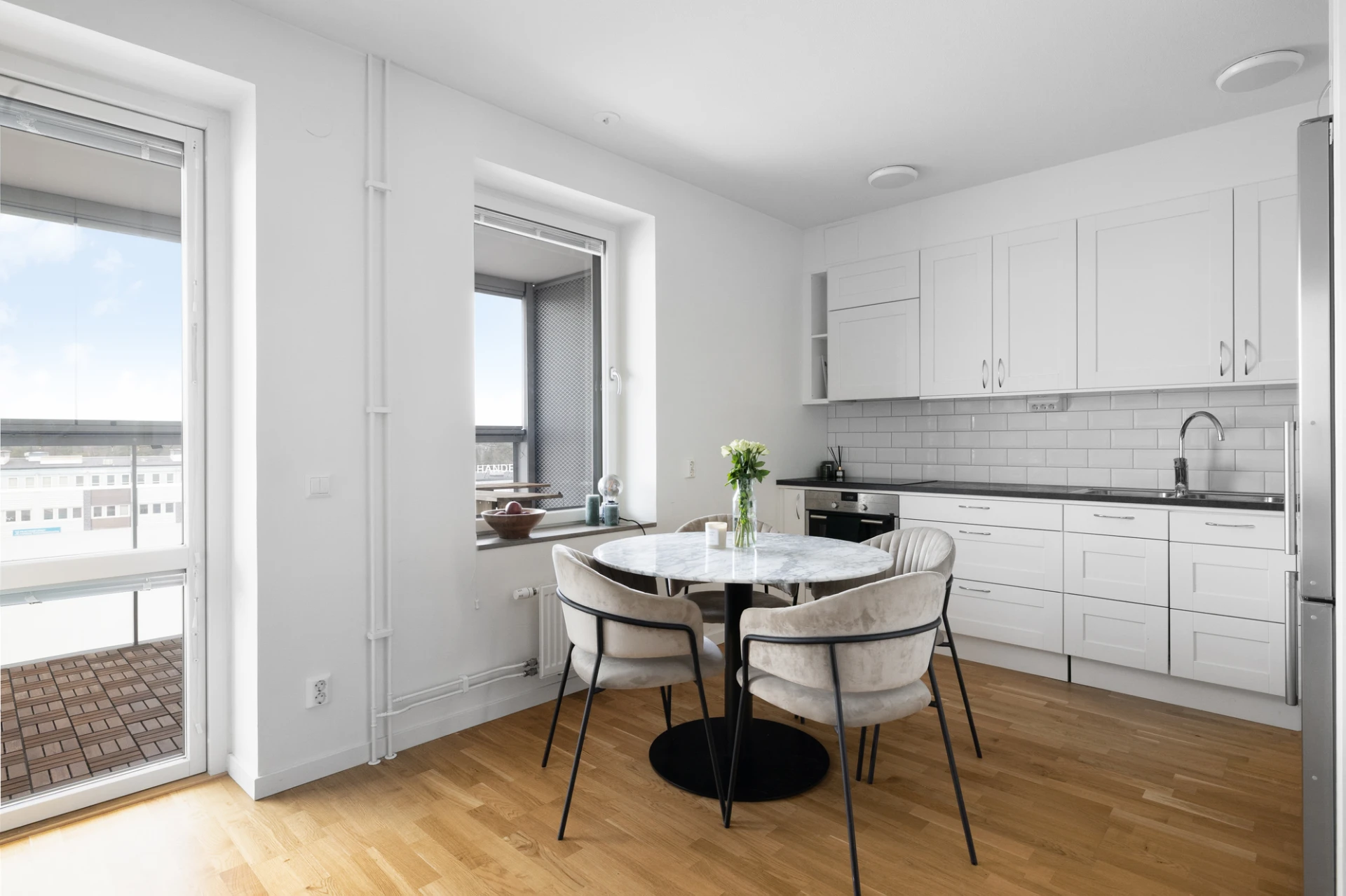 Kök med plats för matbordet