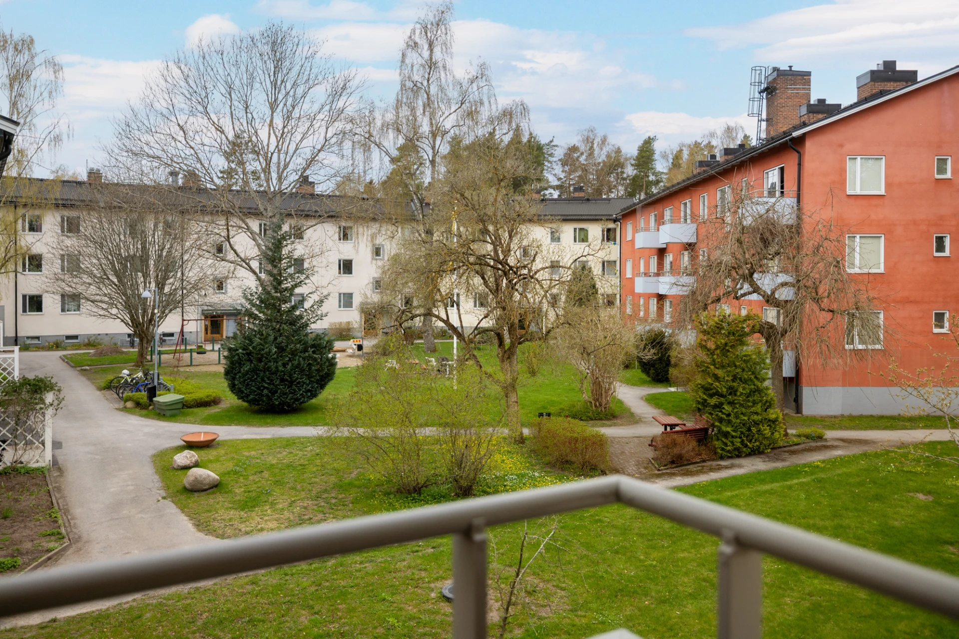Utsikt från balkongen mot lugn innergård