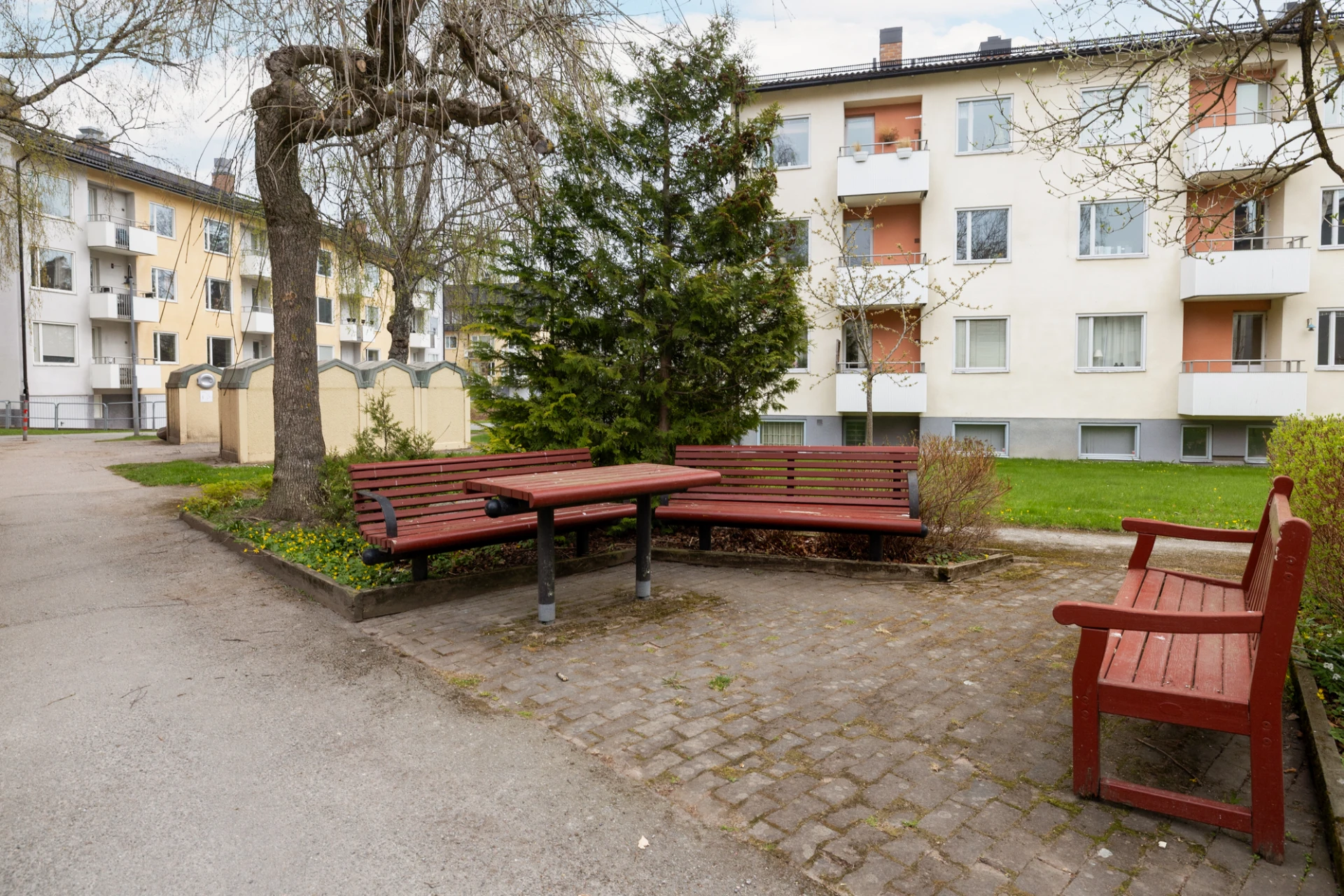 Plats på baksidan med bänkar och bord