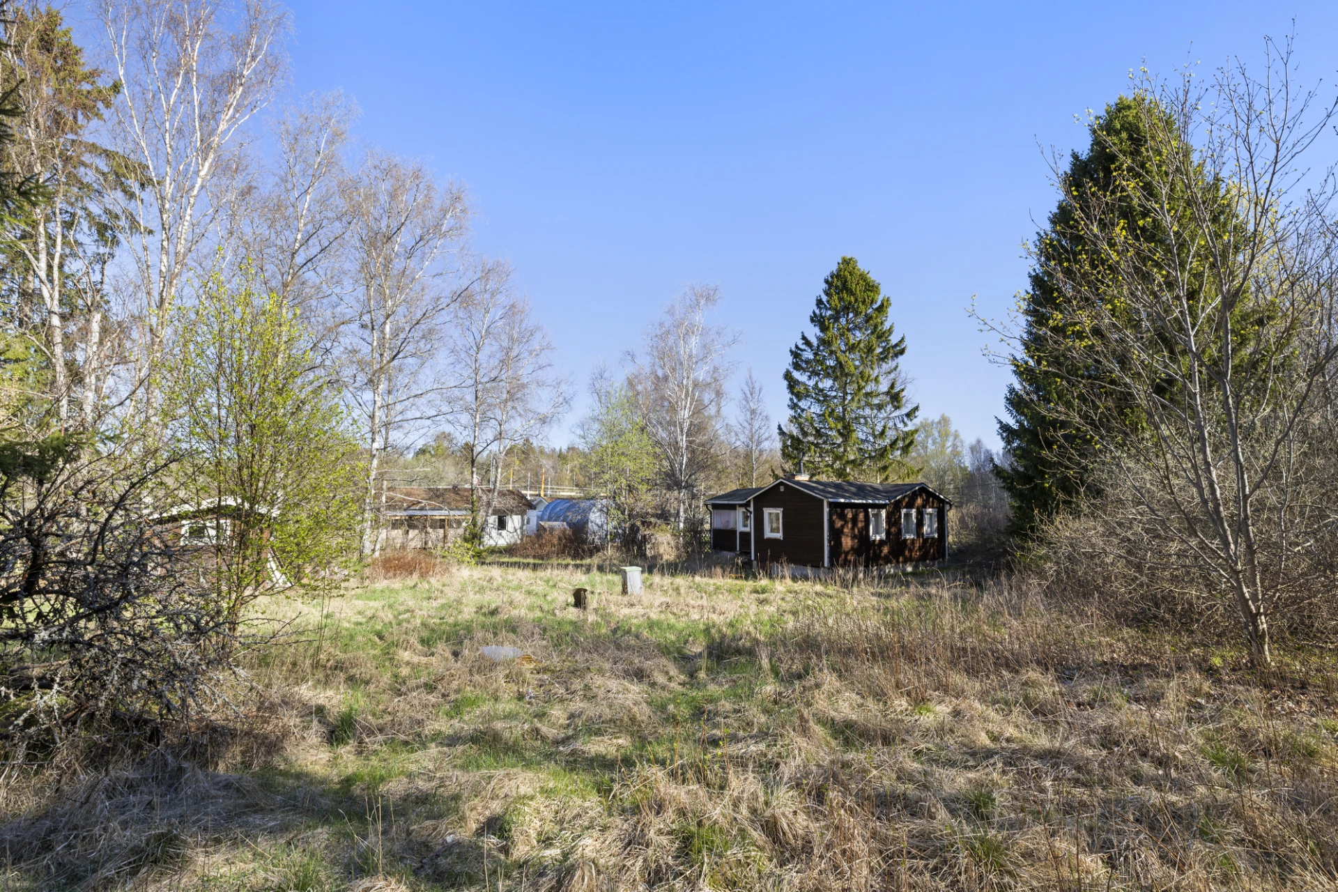 Tomten från baksidan mot befintligt hus