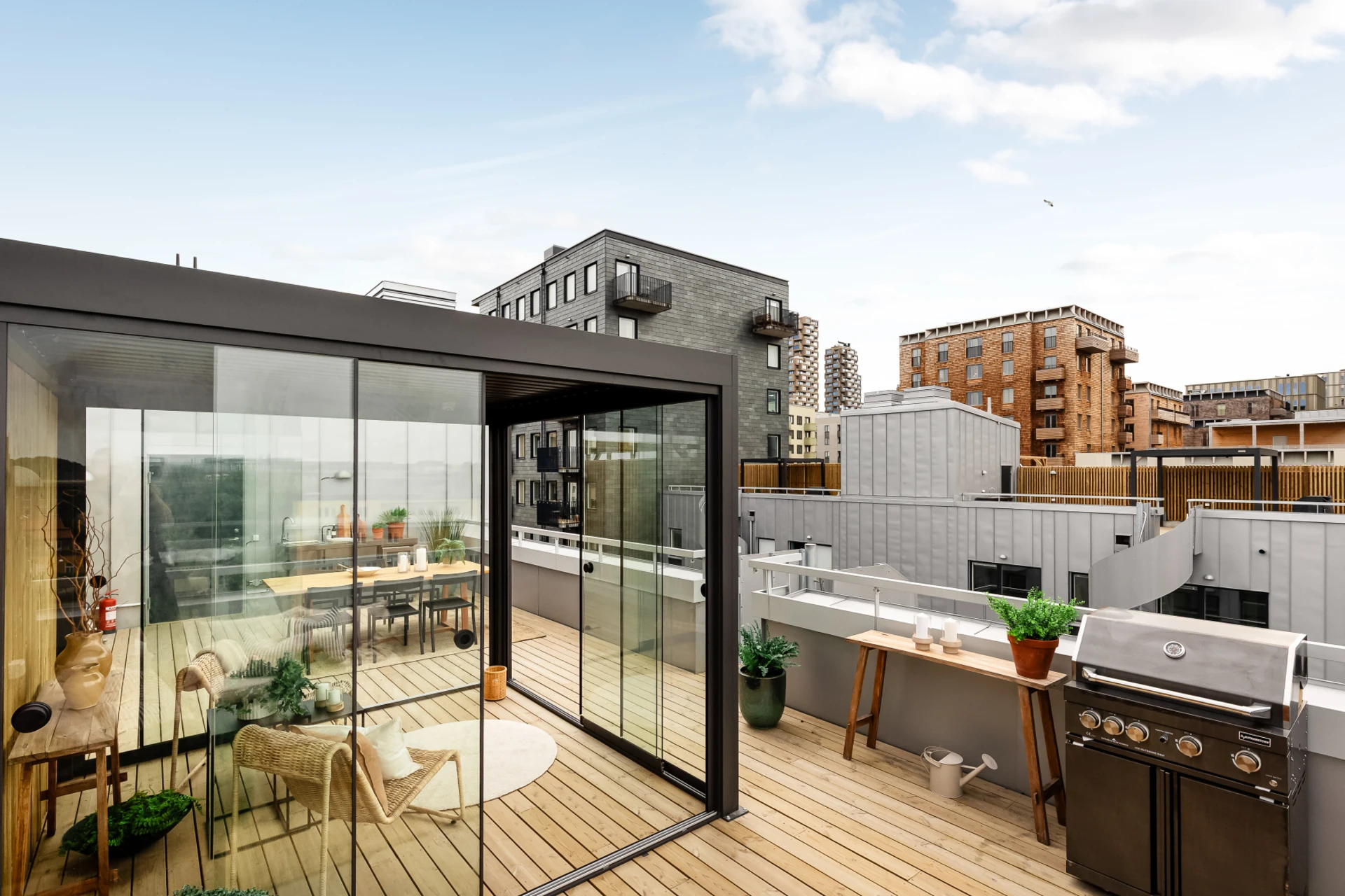Exempelbild inredd terrass i Lokstallarna Västra med inglasning på pergolan