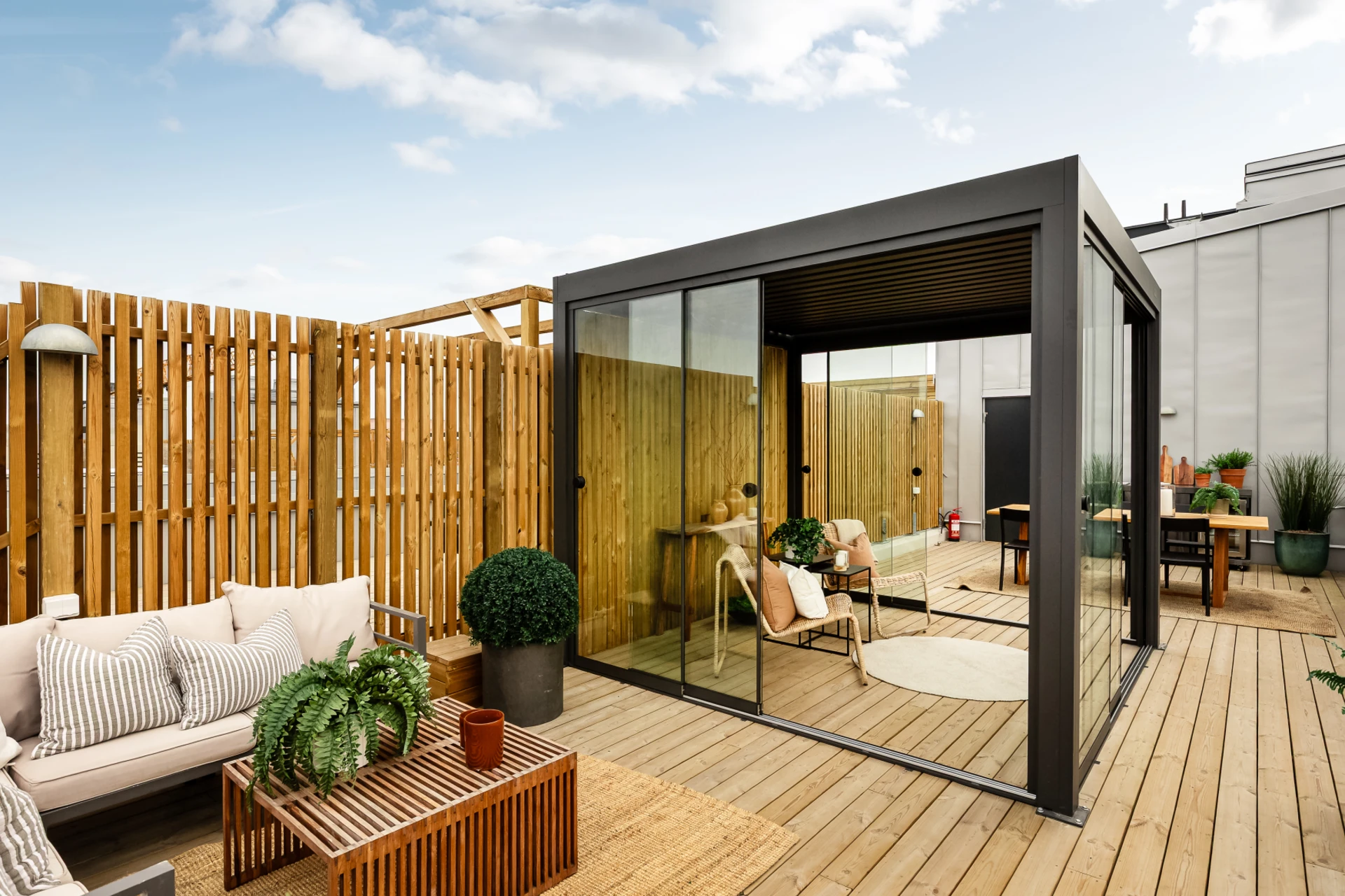 Exempelbild inredd terrass i Lokstallarna Västra med inglasning på pergolan