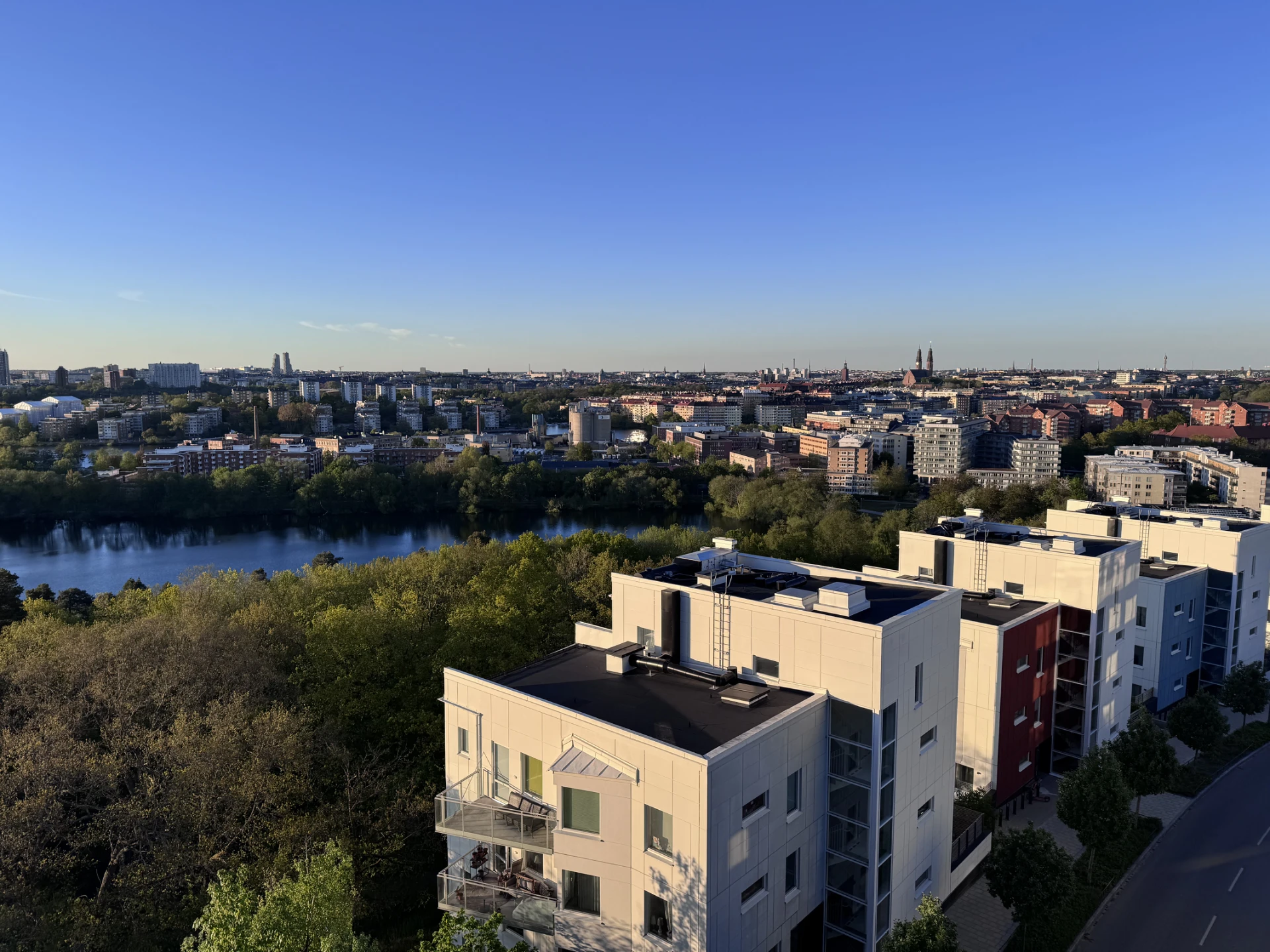 Stockholm stadssiluett utanför fönstren