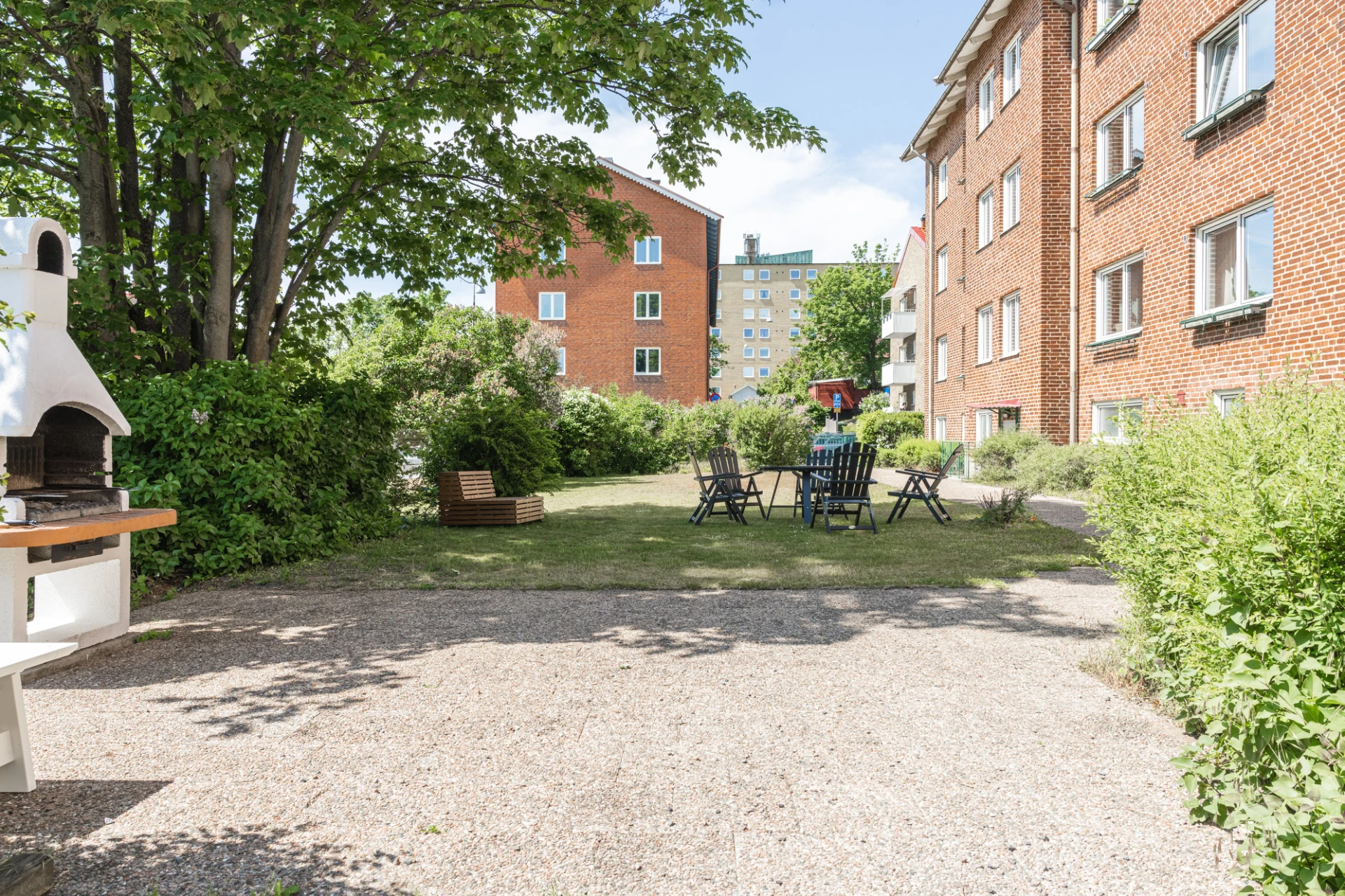 Till medlemmarnas förfogan finns grill och utemöbler på flera ställen.