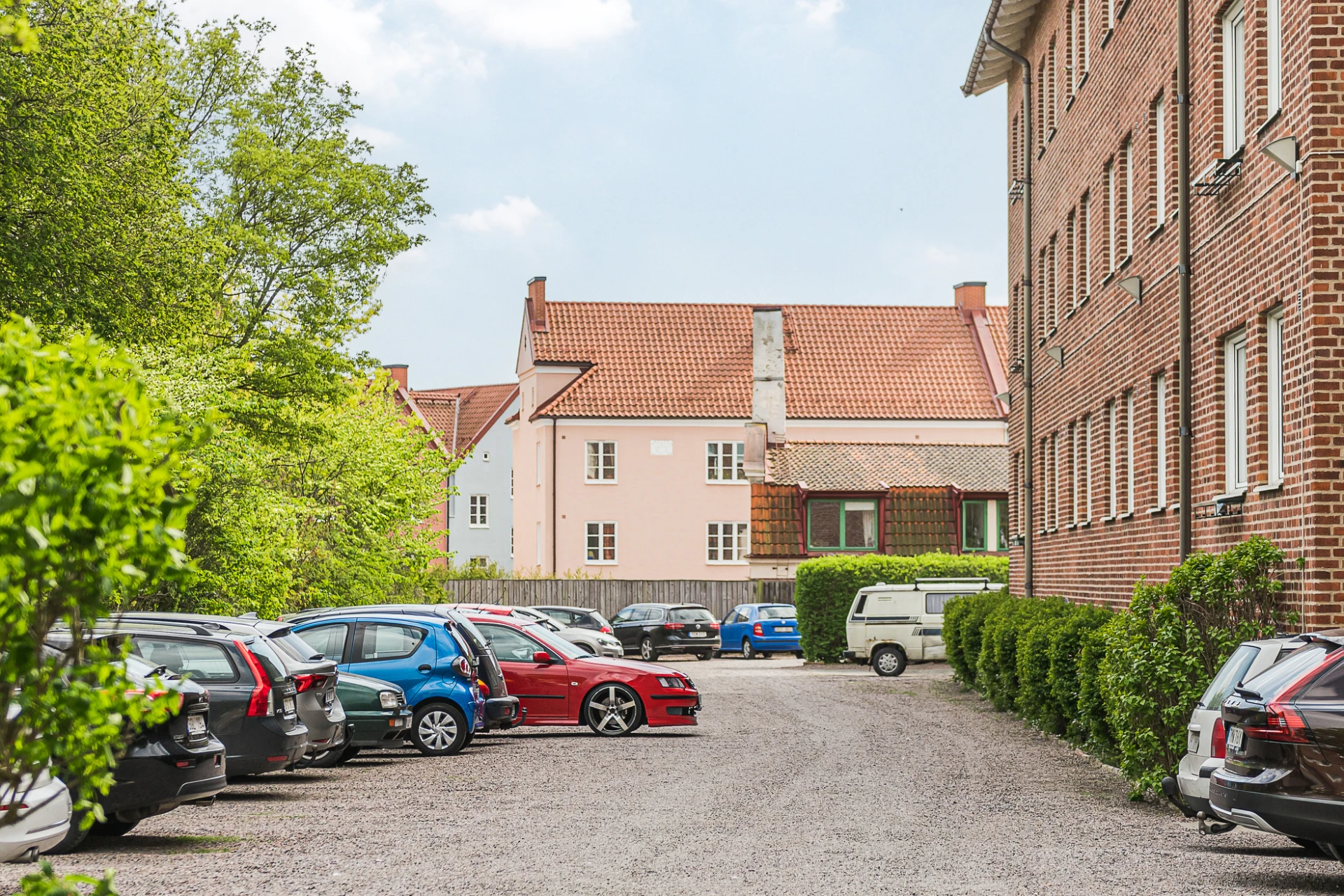 Föreningen har egna parkeringsplatser för 160 kr/mån.