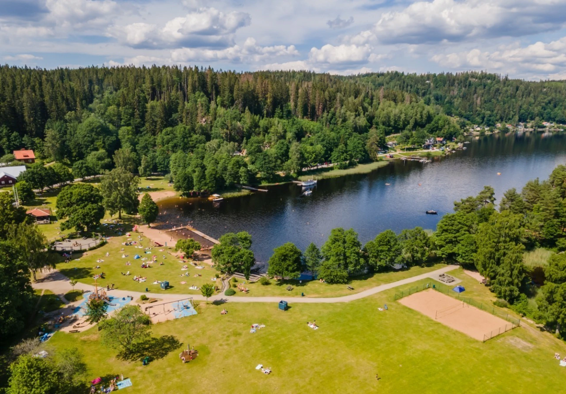På bara några minuter når du populära Almenäs med fin badplats och servering