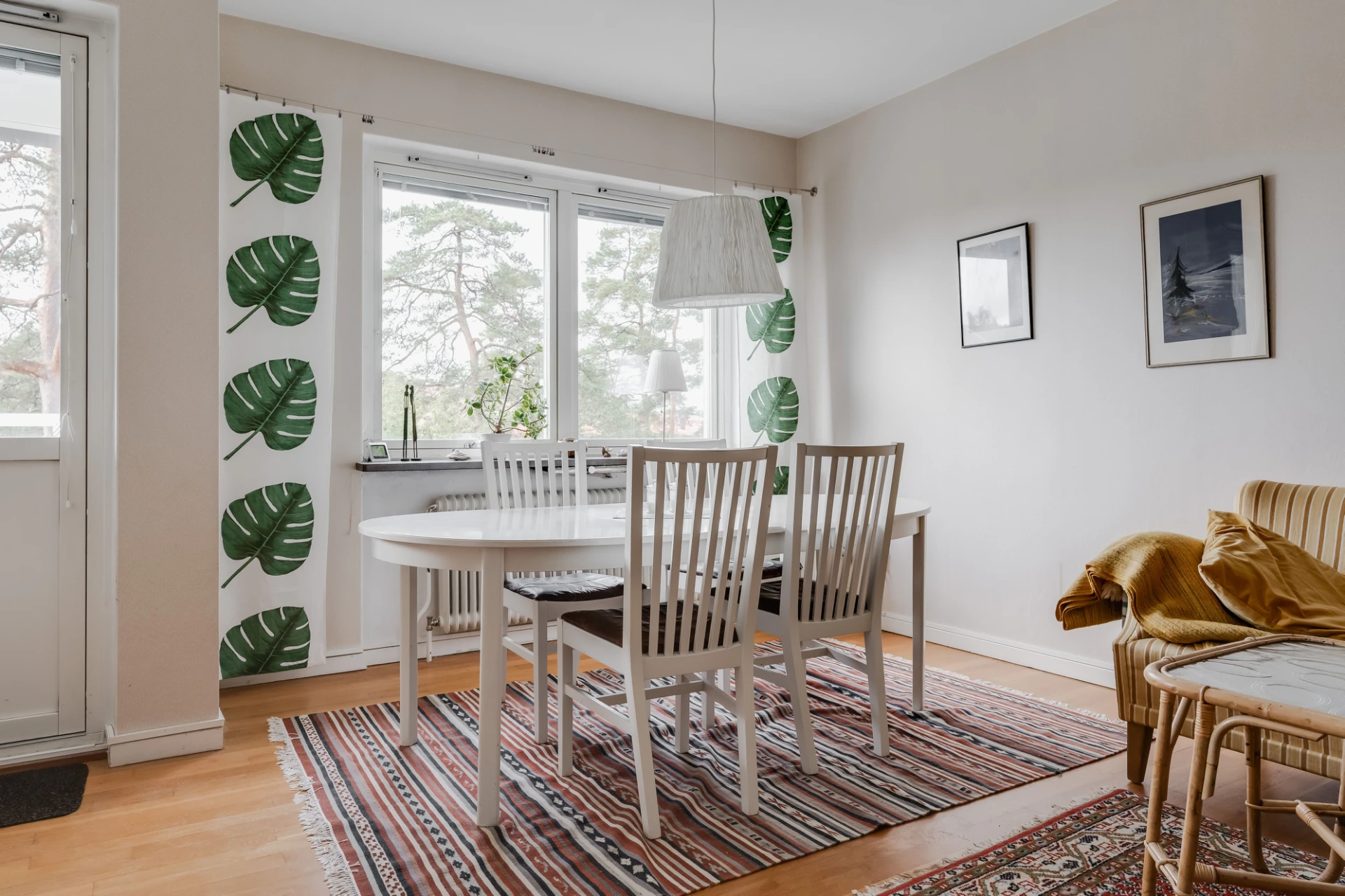 Matplats med härlig utsikt över trätopparna samt access till inglasade balkongen.