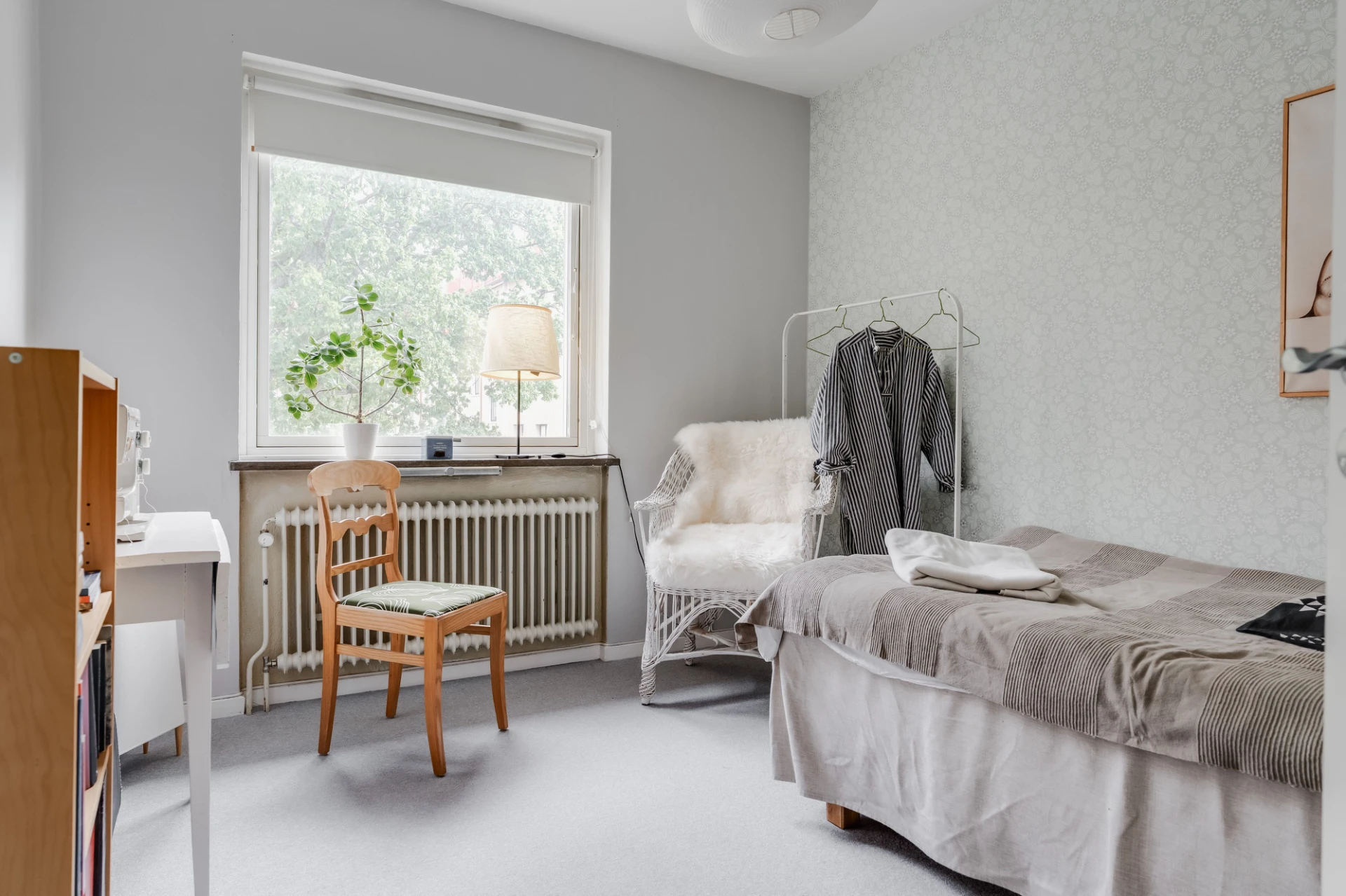 Mindre sovrum med fondvägg ifrån Boråstapeter