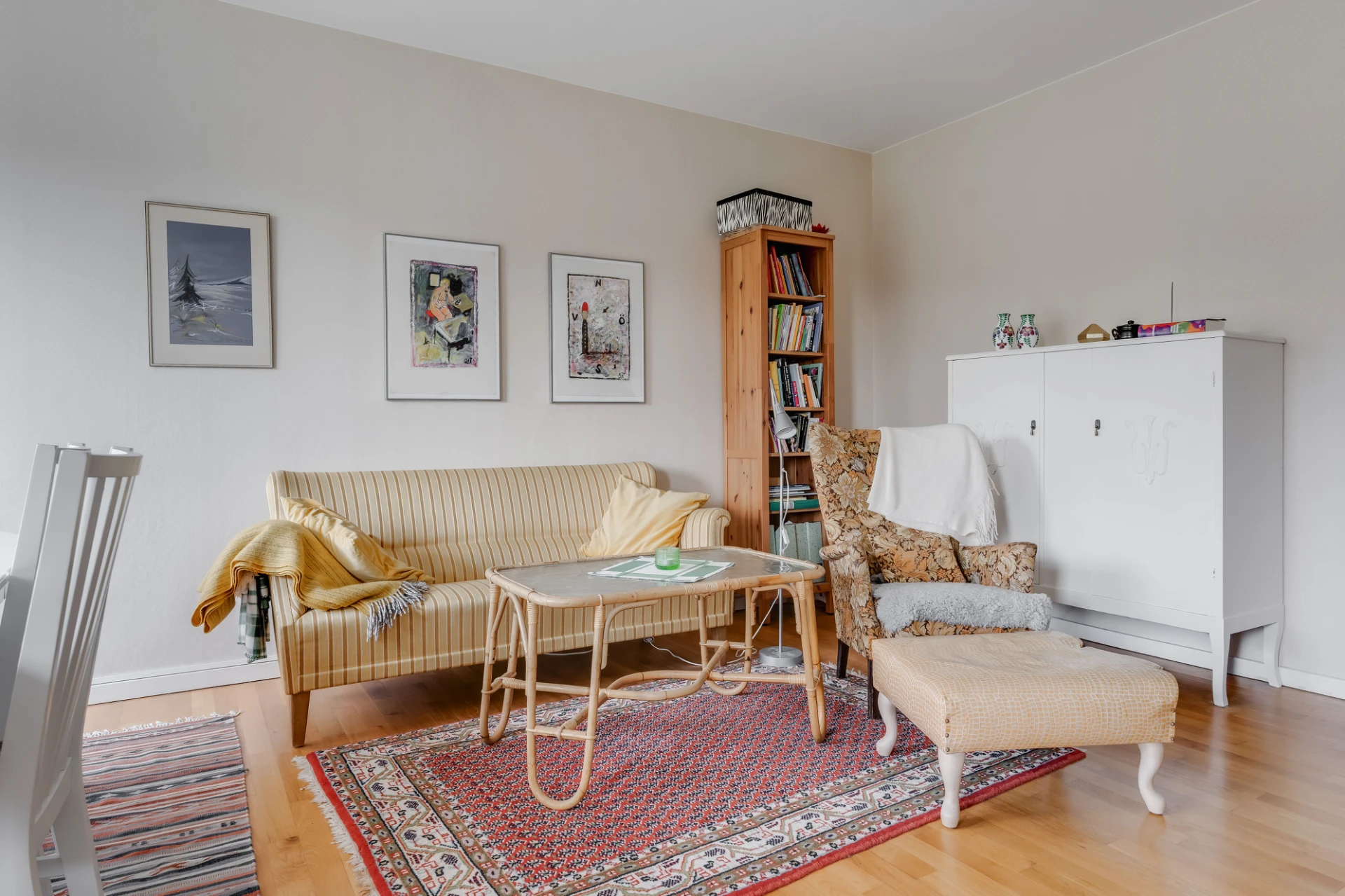 Finns plats för soffgrupp och annat möblemang.
