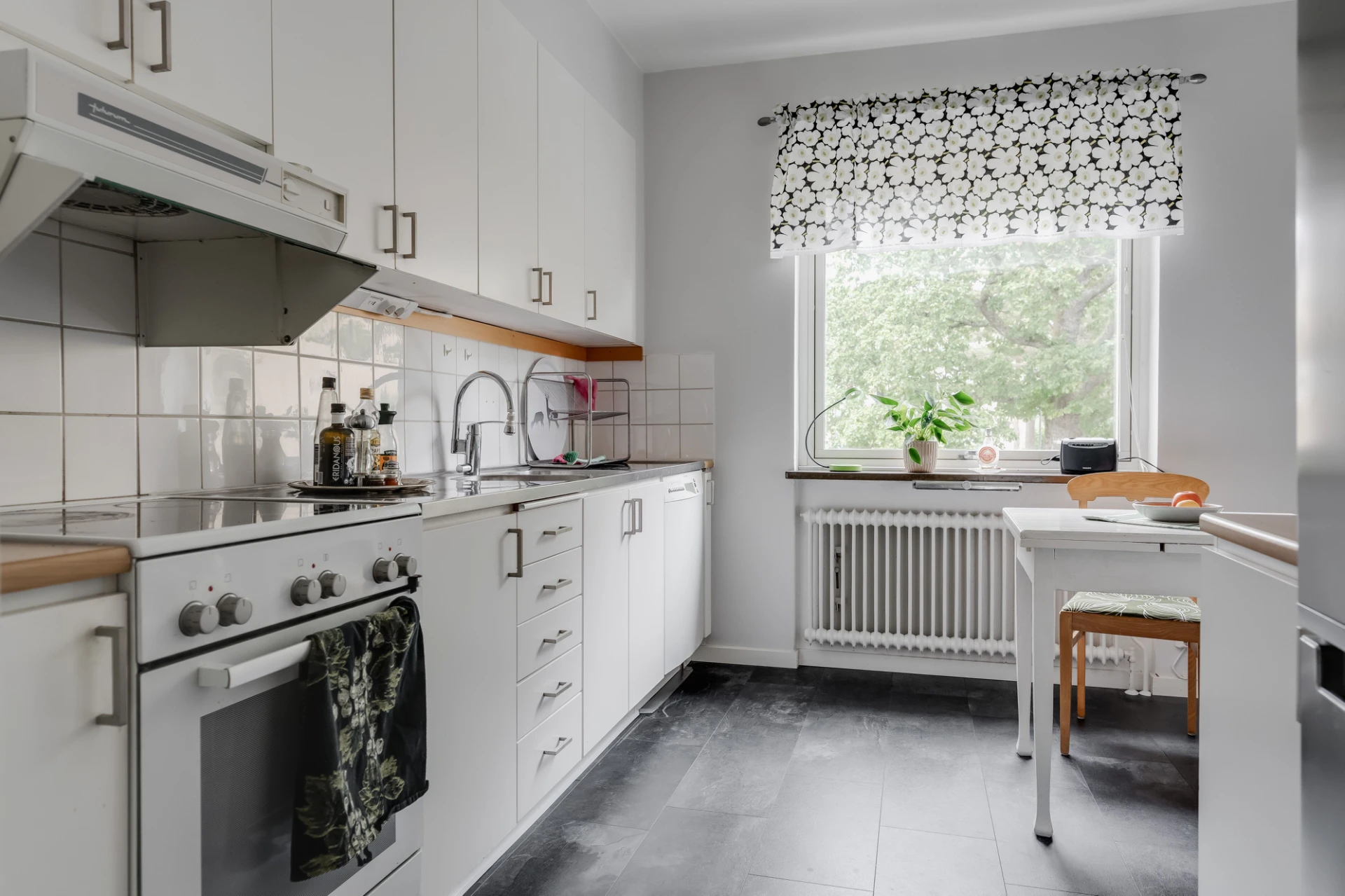Kök med utsikt mot föreningens gemensamma trädgård.