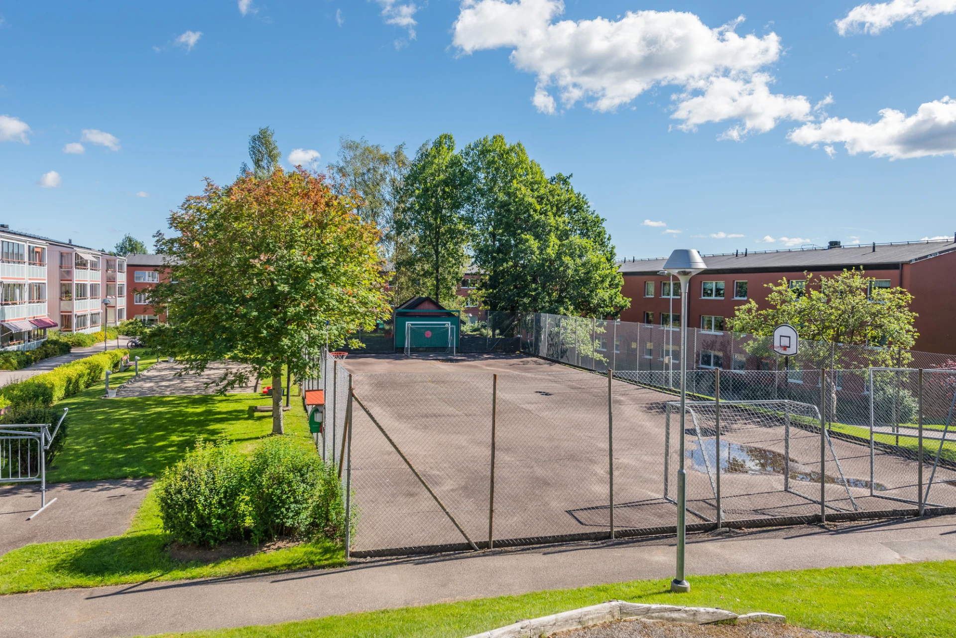 Asfalterad fotbolls-, basket- eller tennisplan.