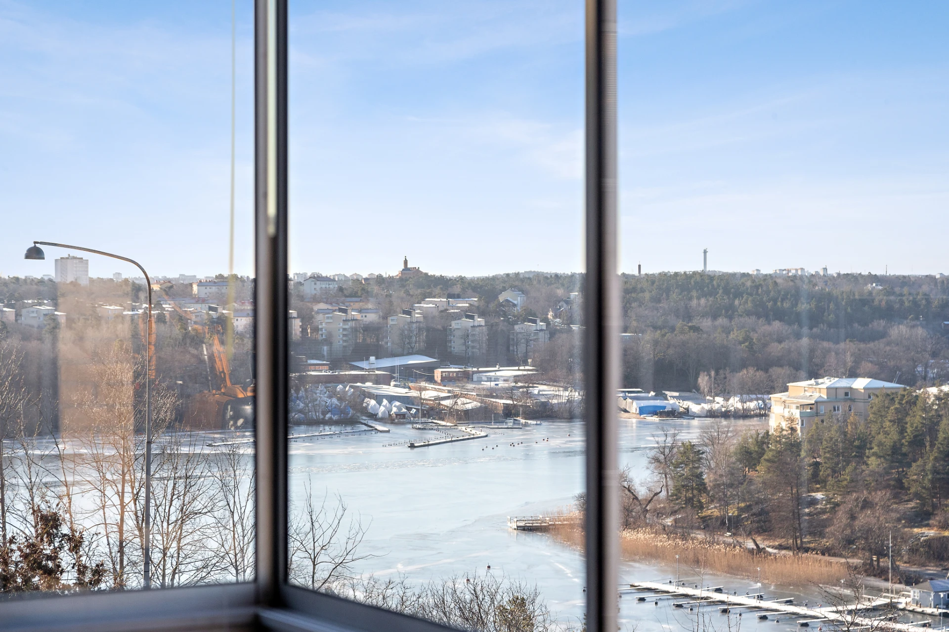 Milsvid utsikt från den inglasade balkongen