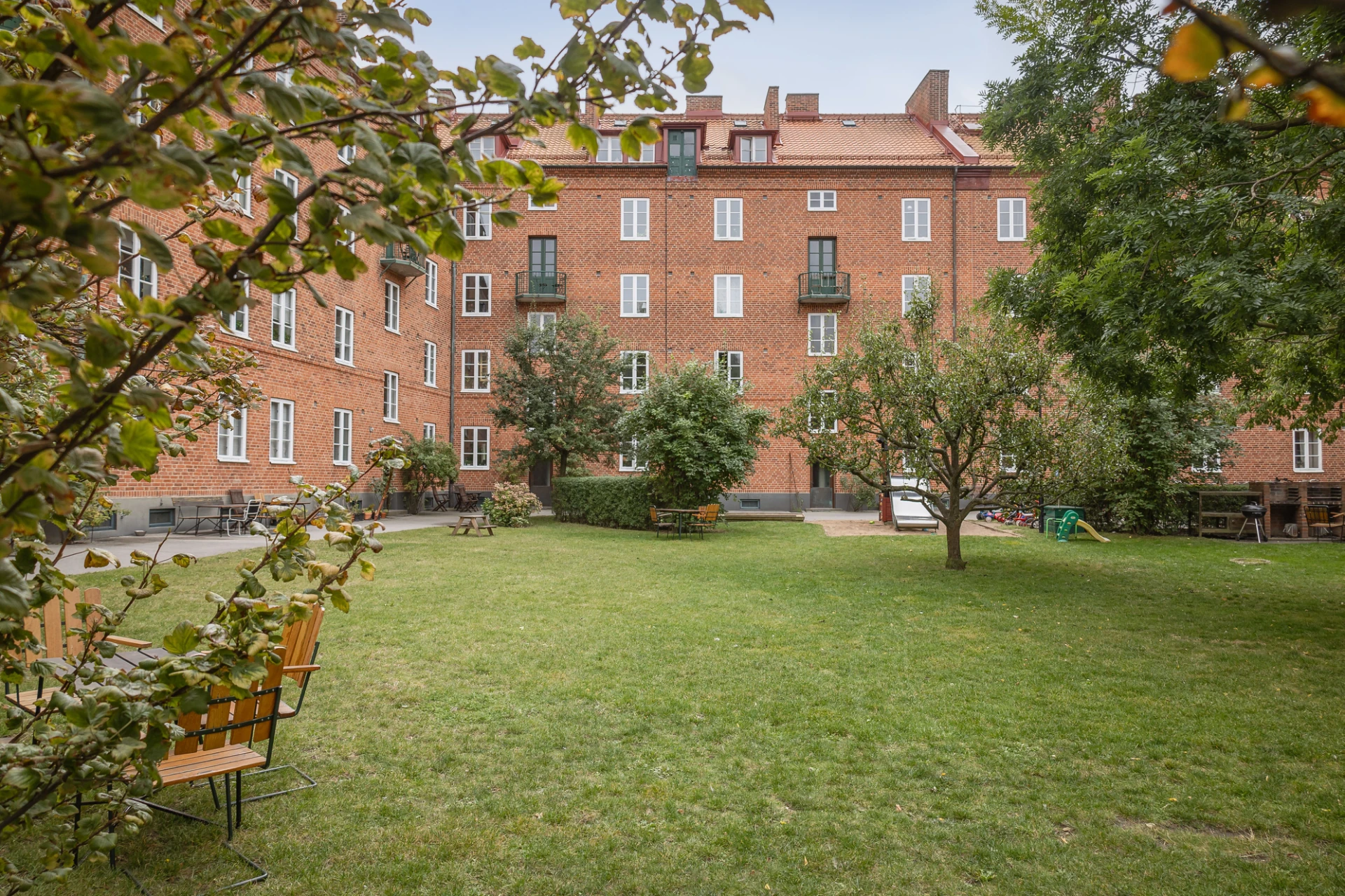 Sensommar på innergården