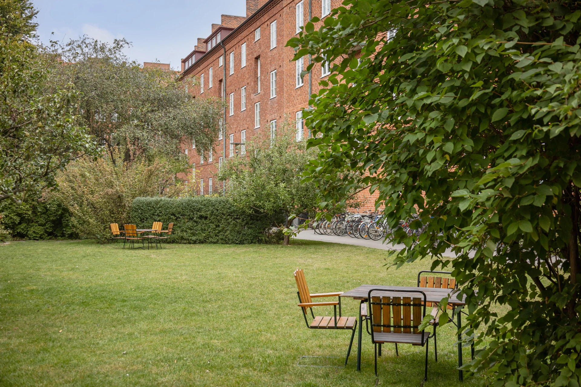 Sensommar på innergården