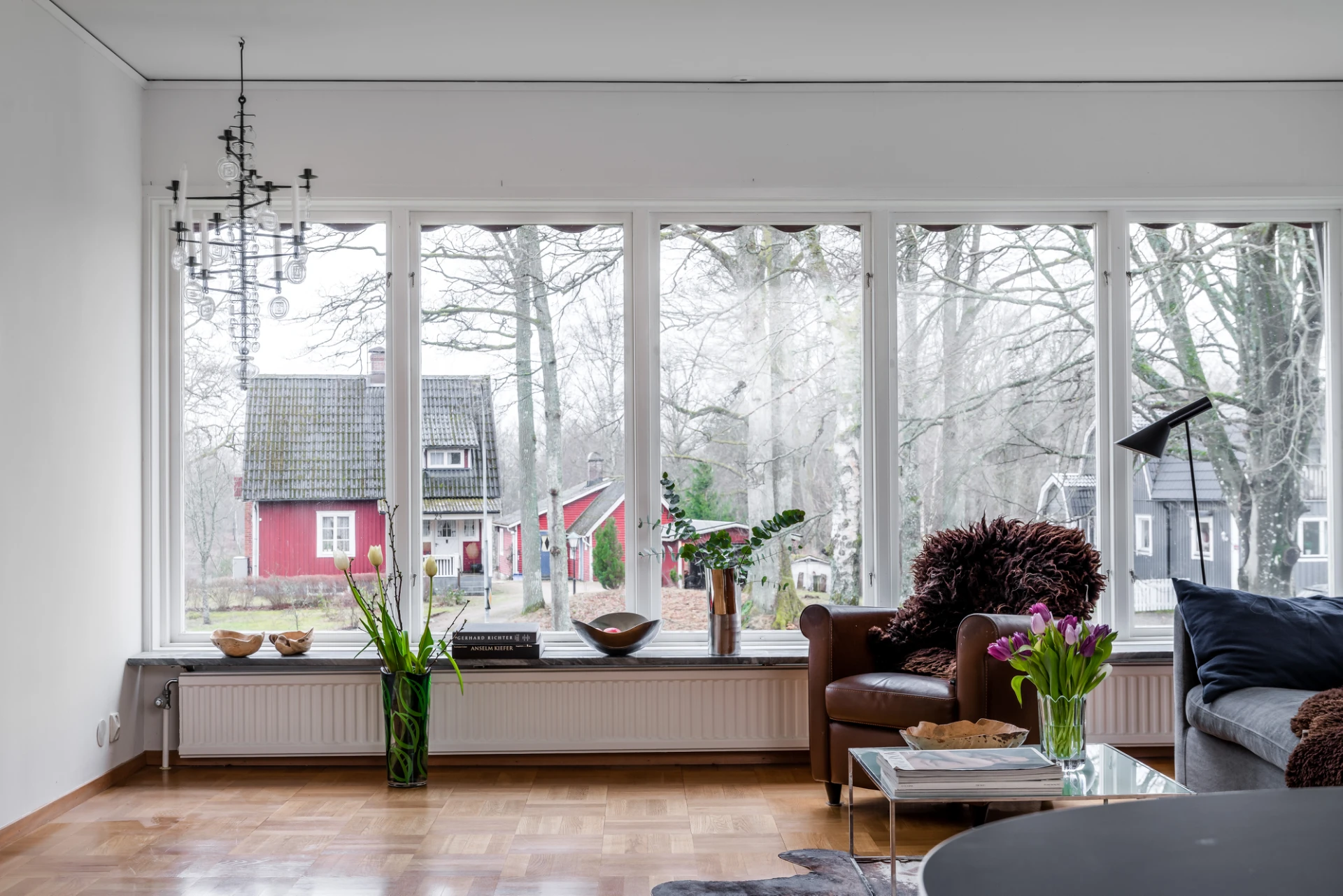 Vardagsrum med plats för både soffgrupp och matbord