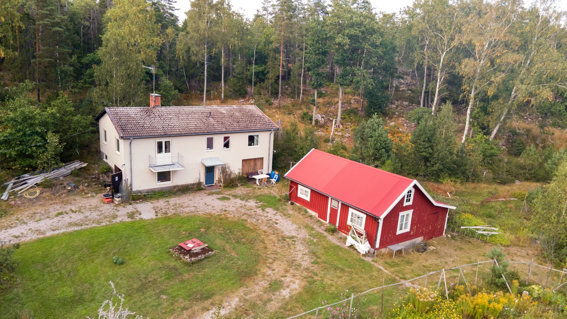 Huvudbyggnad och förråd