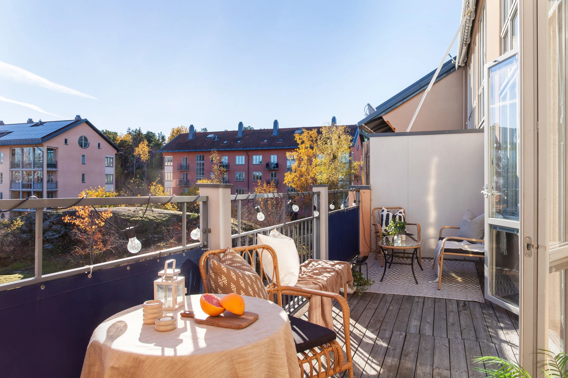 Stor balkong i söder med markis