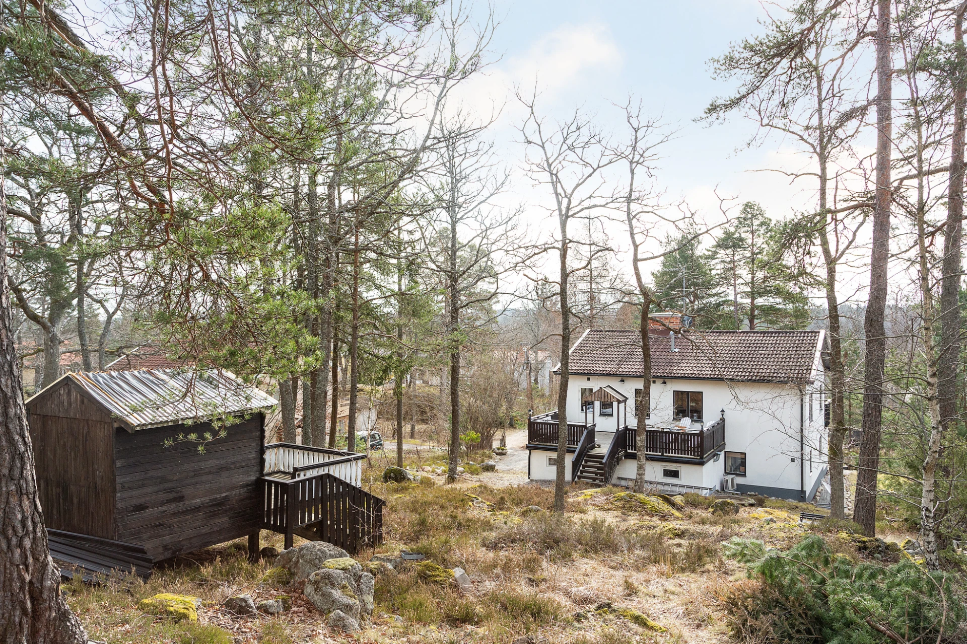 Huset sett från trädgården på baksidan.