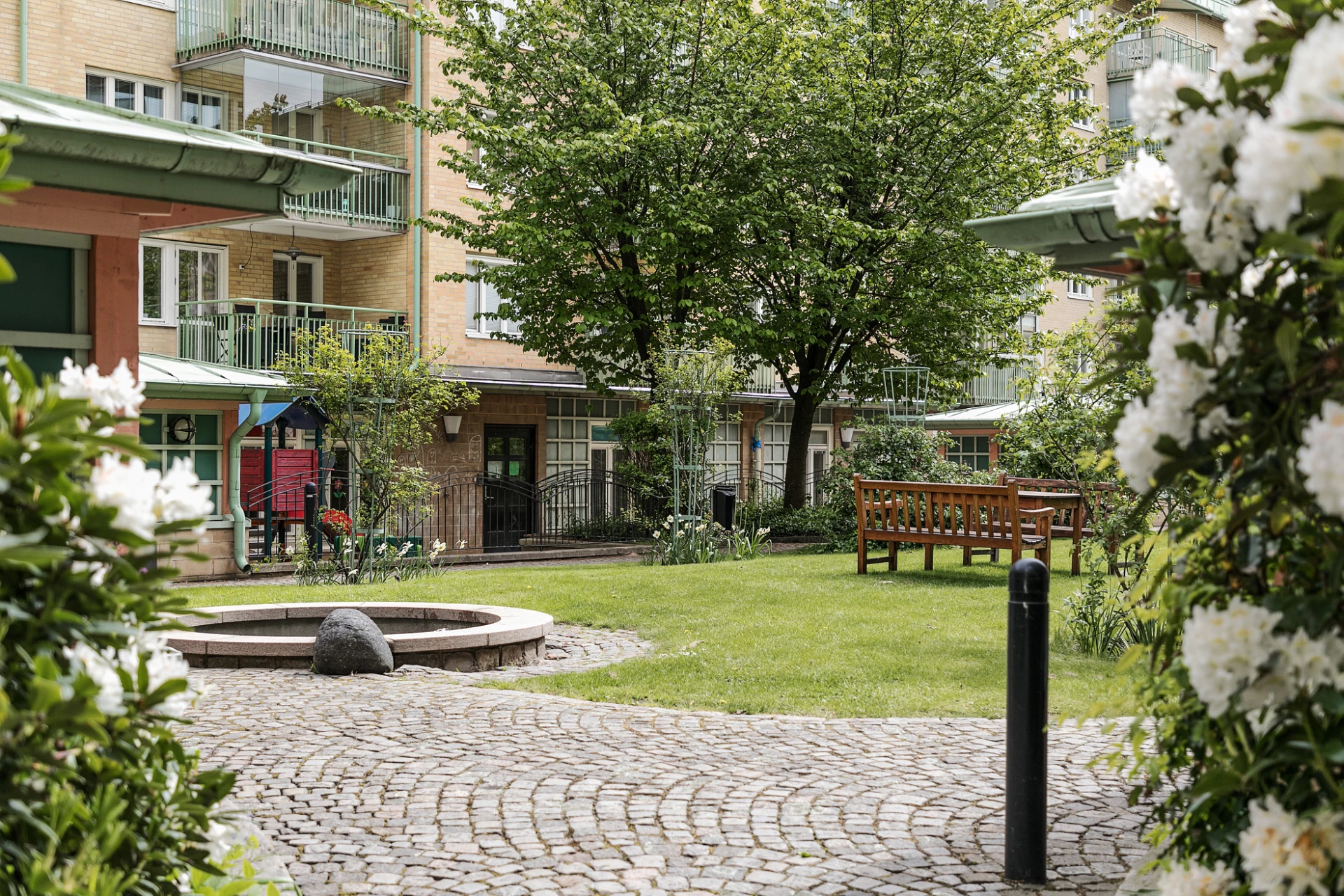 Grönskande och välskött innergård