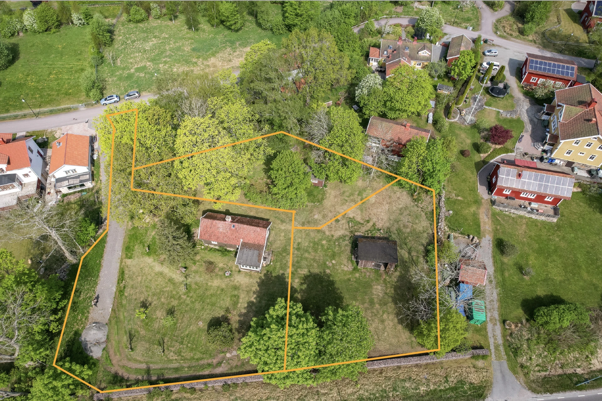 Tomtgränser utritade för hand, för exakta gränser se fastighetskarta.