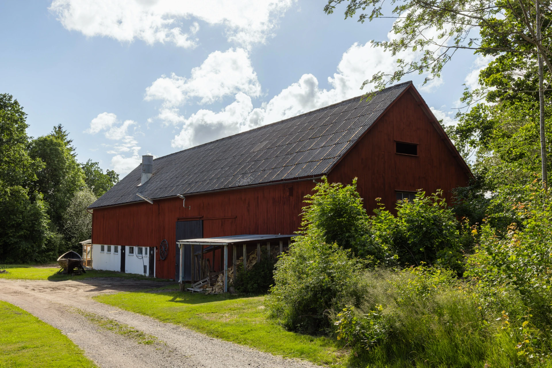 Ingår inte i fastigheten. Möjlighet finns att förvärva lada också!