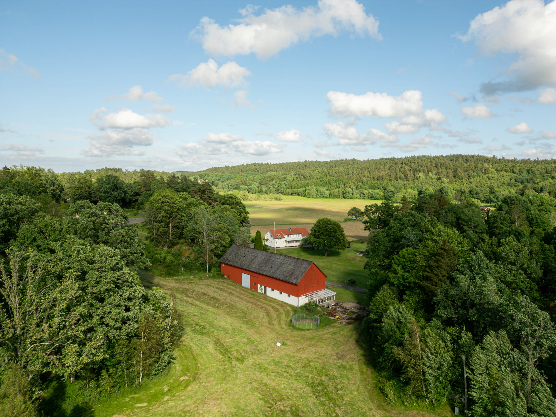 Överblick av fastigheten samt ladan som kan köpas till!