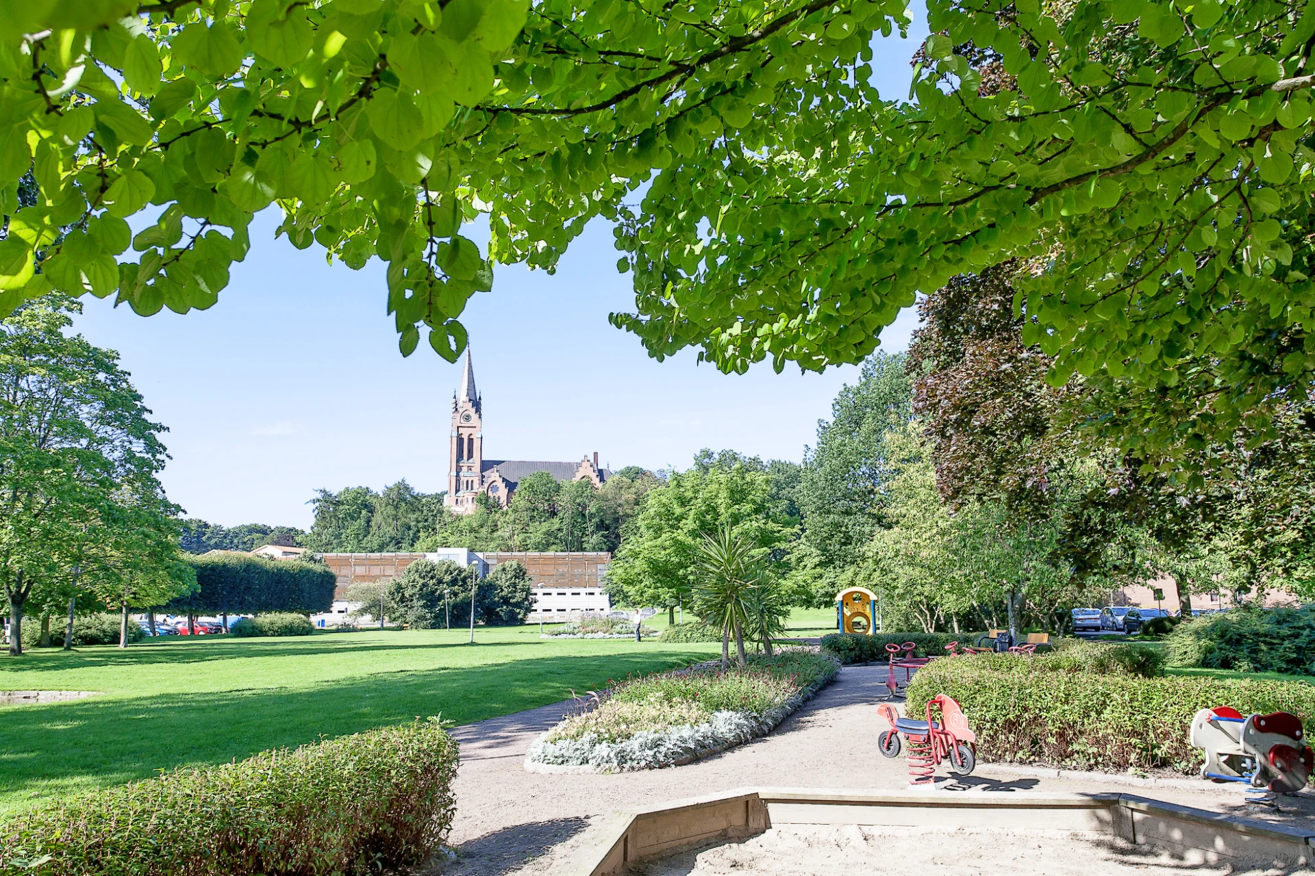 Mölndal stadspark och Fässbergs kyrka