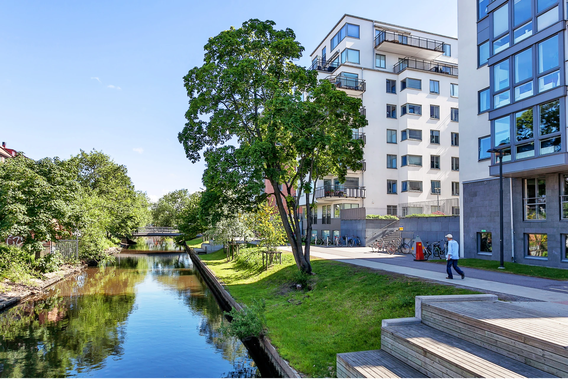 Gullbergsån rinner precis utanför huset