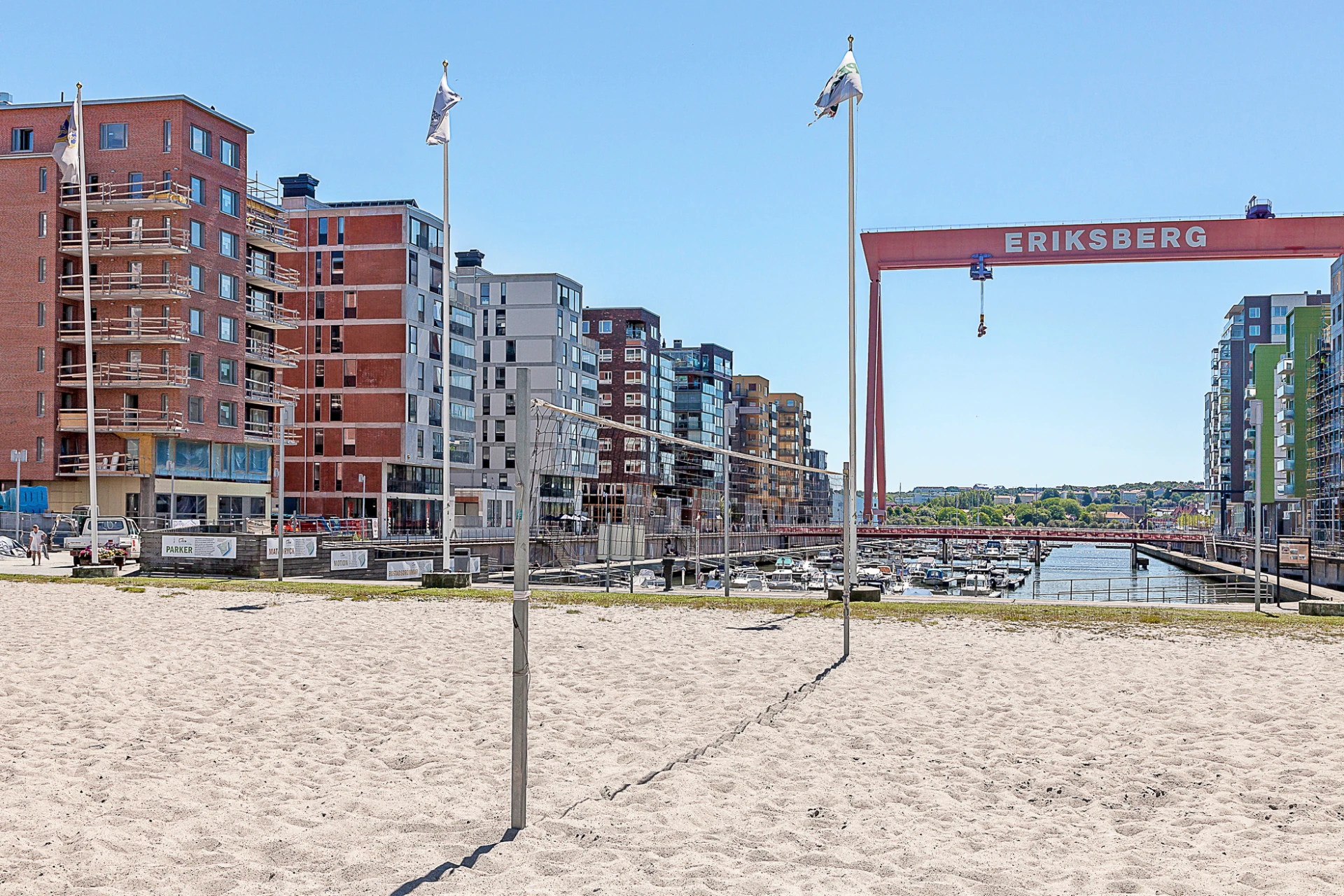 Volleyplan och soldäck vid Eriksbergskranen