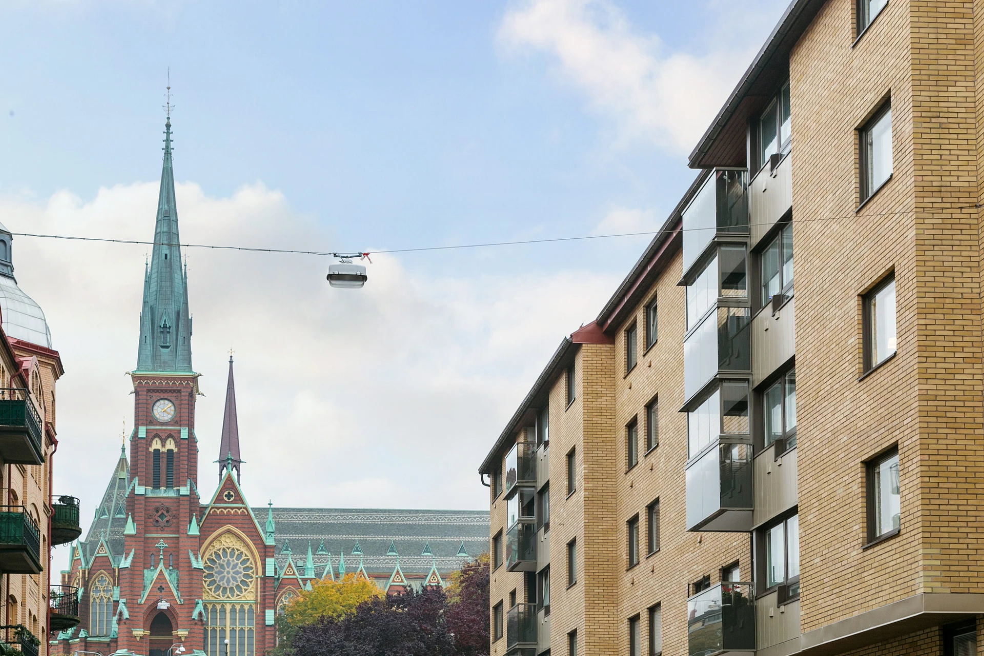 Alldeles intill ligger Oscar Fredriks kyrka