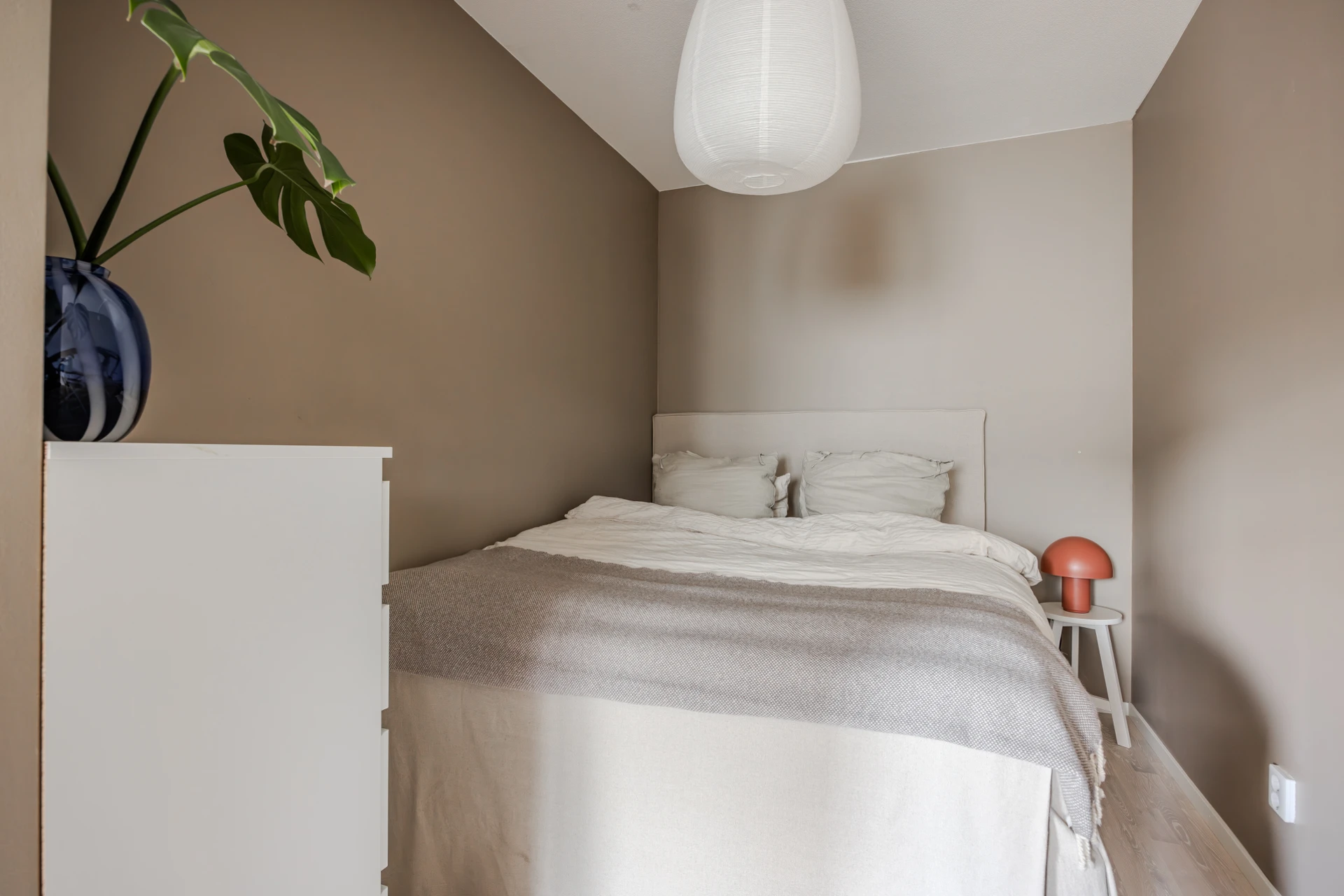 Rymlig sovalkov med plats för 160cm säng samt förvaringsmöbel