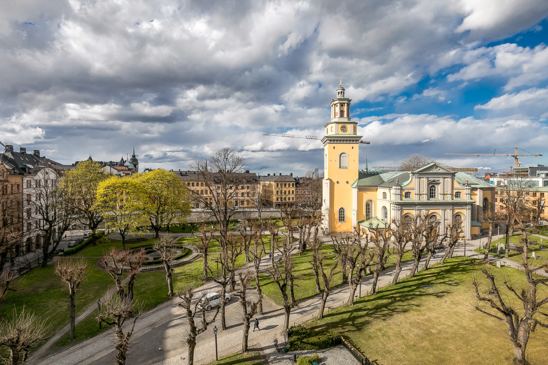 Storslagen vy mot Sankta Maria Magdalena kyrka och stadens landmärken från vardagsrum och sovrum