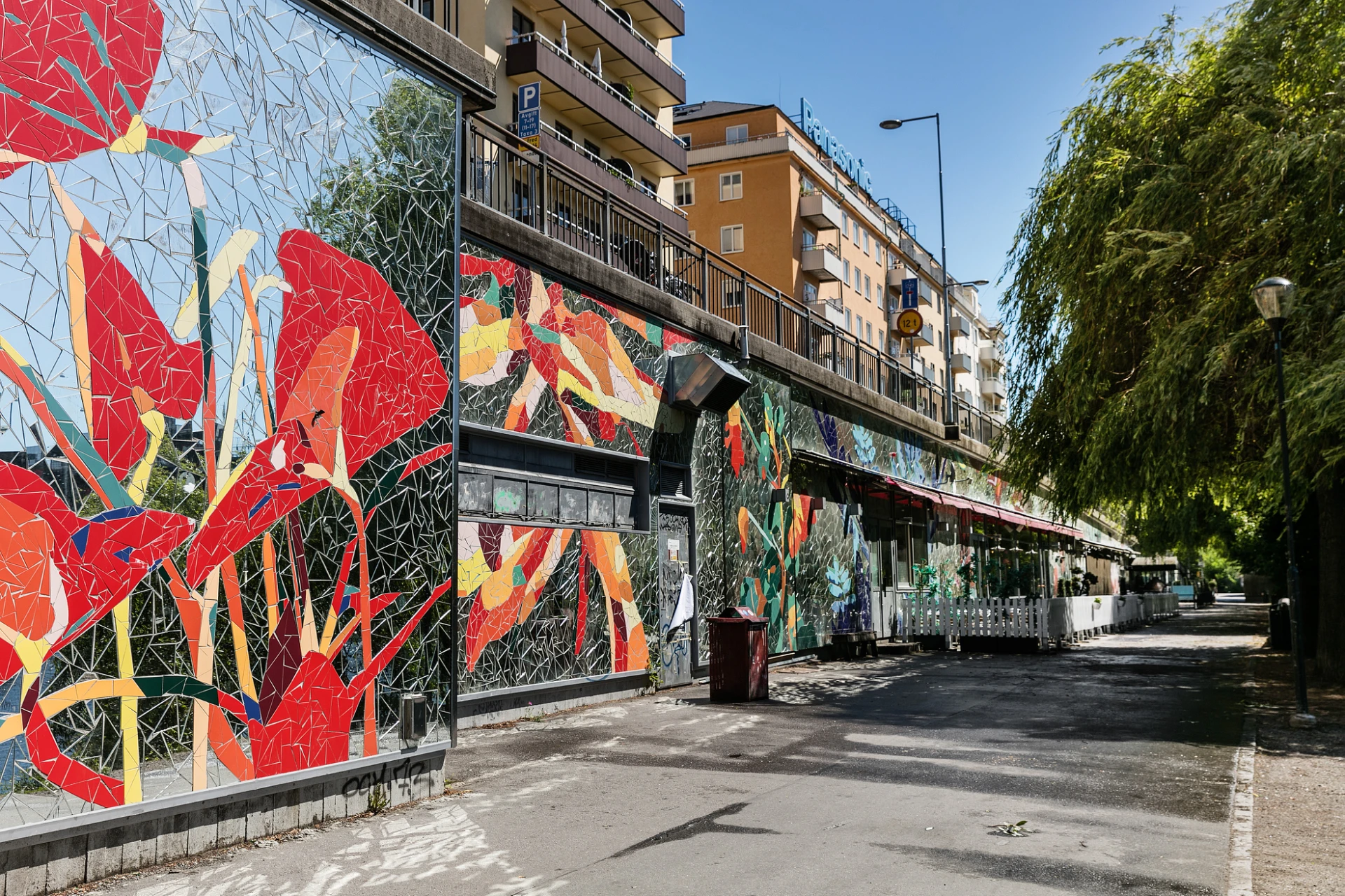 Njut av sommaren på soltrappan, utomhusmarknaden och uteserveringarna längs med Hornstulls strand