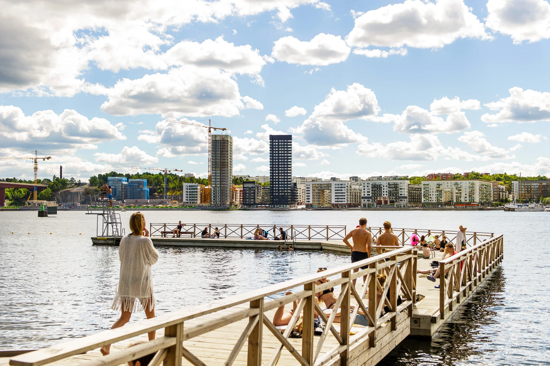 Brygg-, klipp- och strandbad på Tanto med stor gräsmatta för picknick, minigolf och kolonilotter