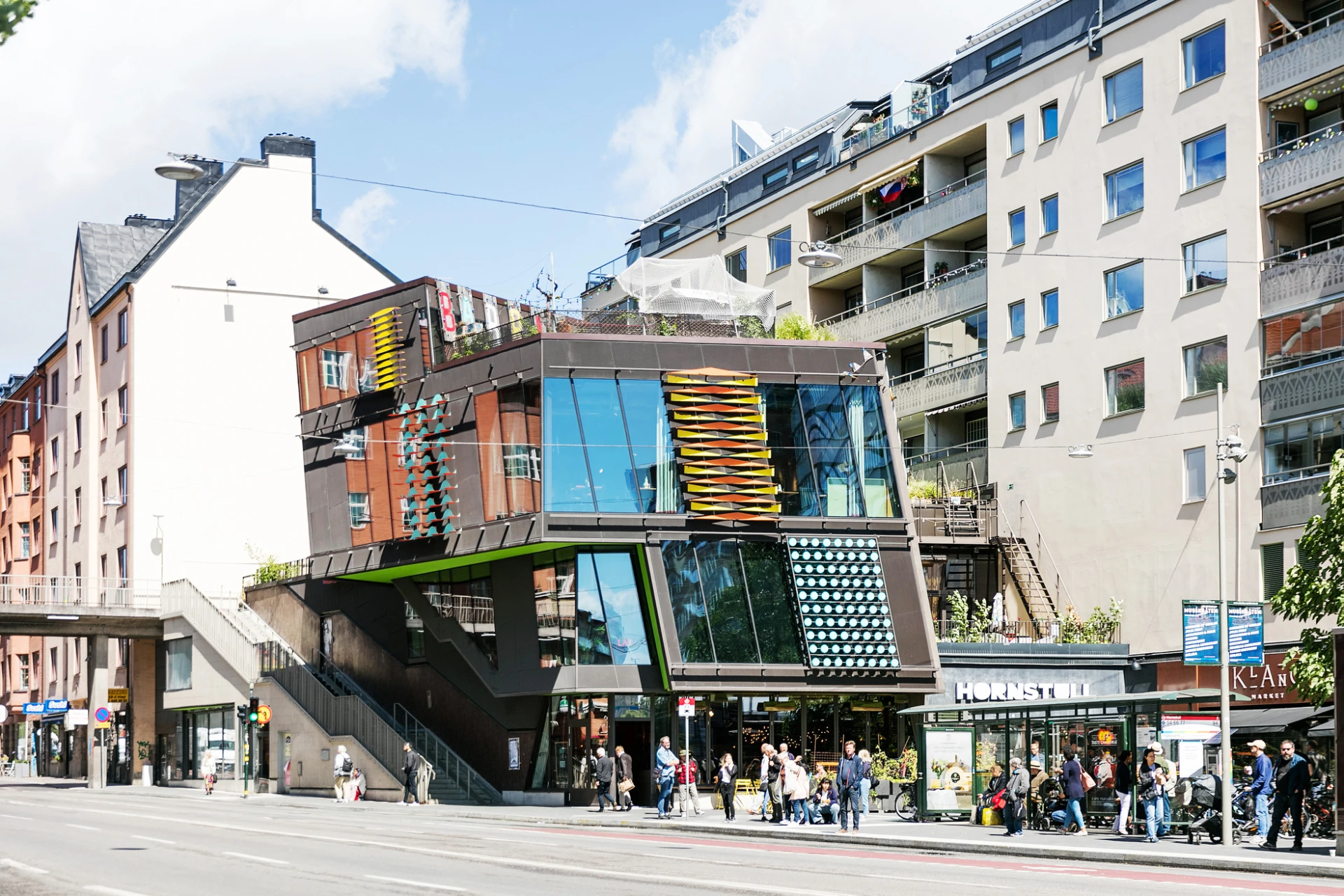 Gatubutiker, galleria, torghandel samt många populära restauranger och barer