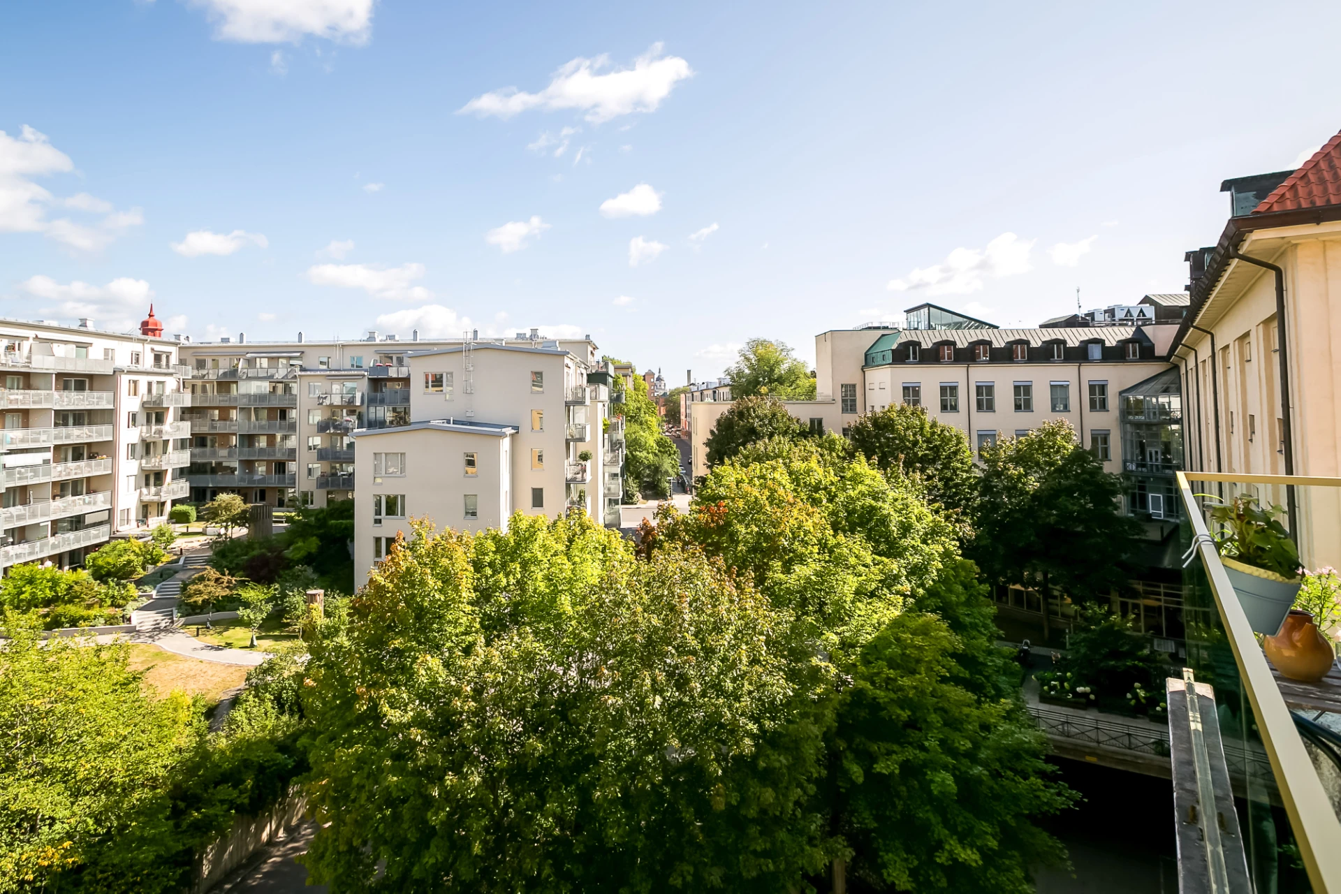 Sommarbilder på utsikten mot Rosenlundsgatans sidogata och föreningens gård från en grannlägenhet