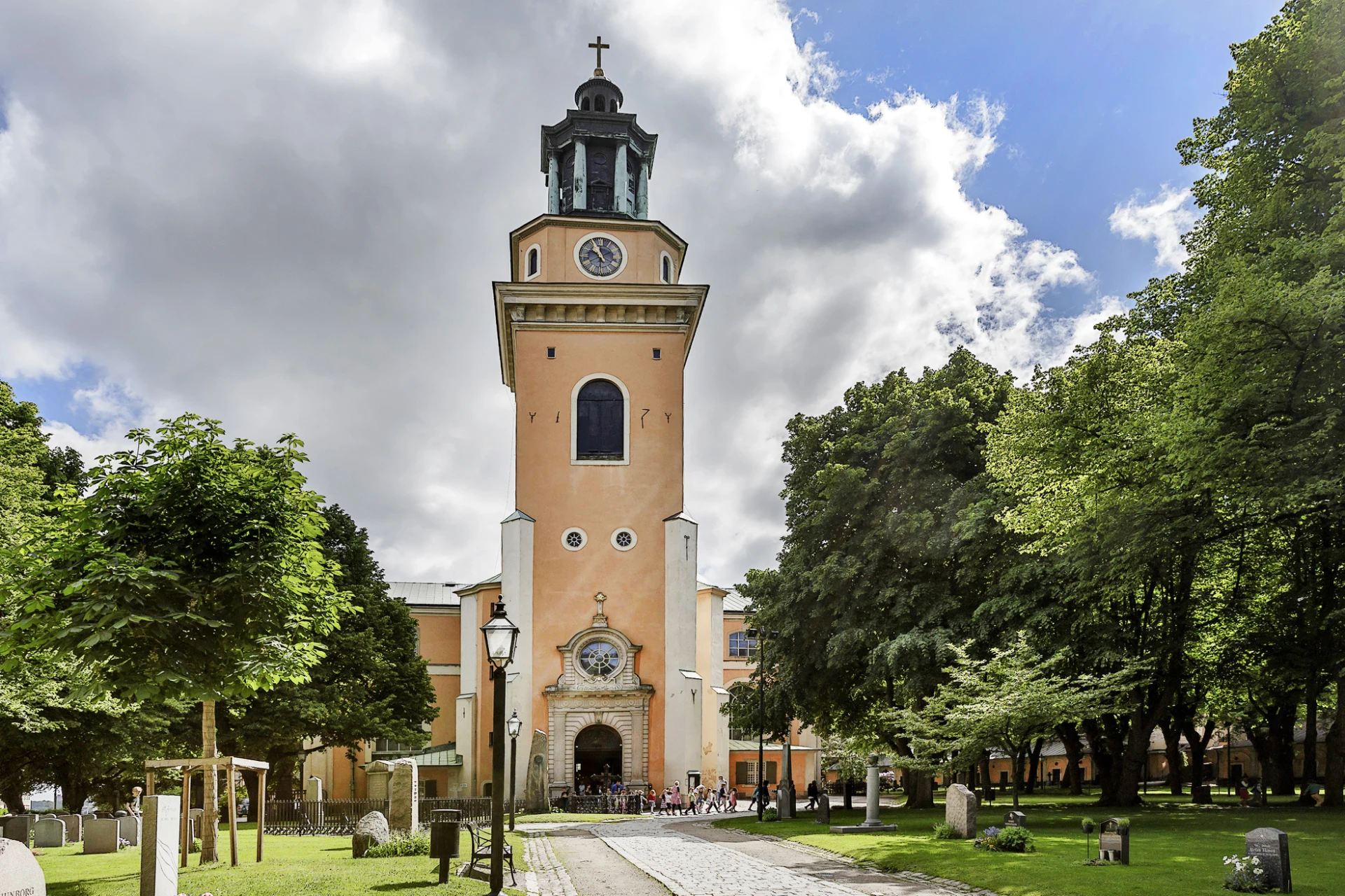 Vackra Sankta Maria Magdalena Kyrka i sommarskrud