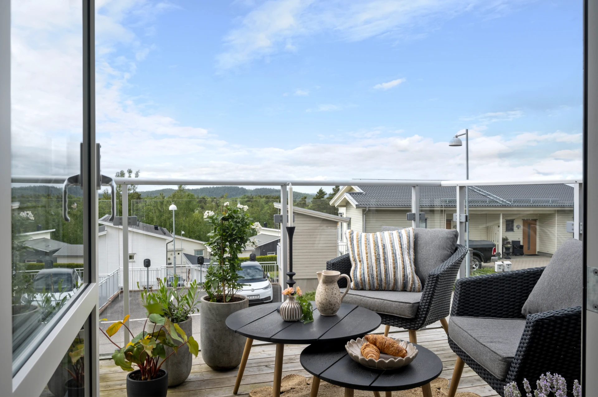 Uteplats 1 med utgång från kök och vardagsrum
