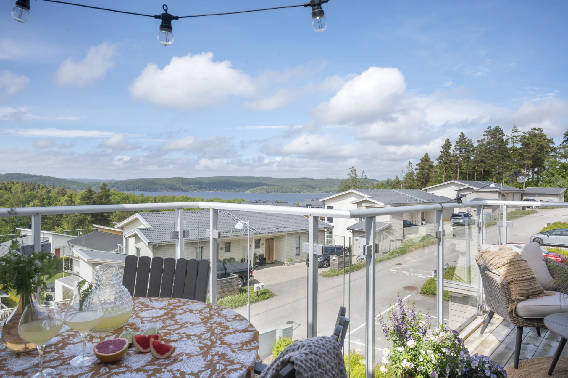 Uteplats 3 med rum för både lounge- och matgrupp