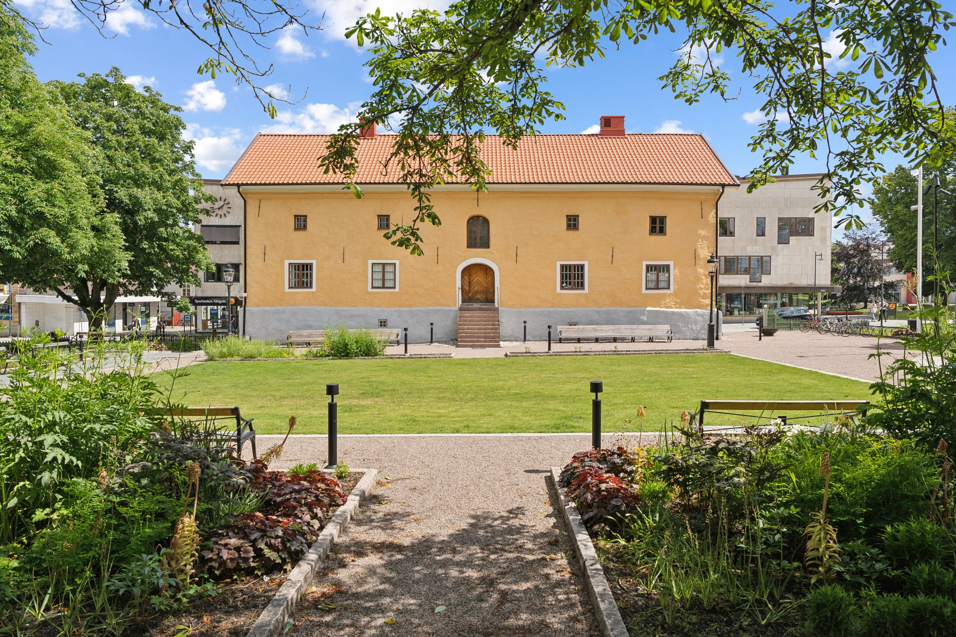 Vackra Alingsås Museum med tillhörande park mitt i centrum