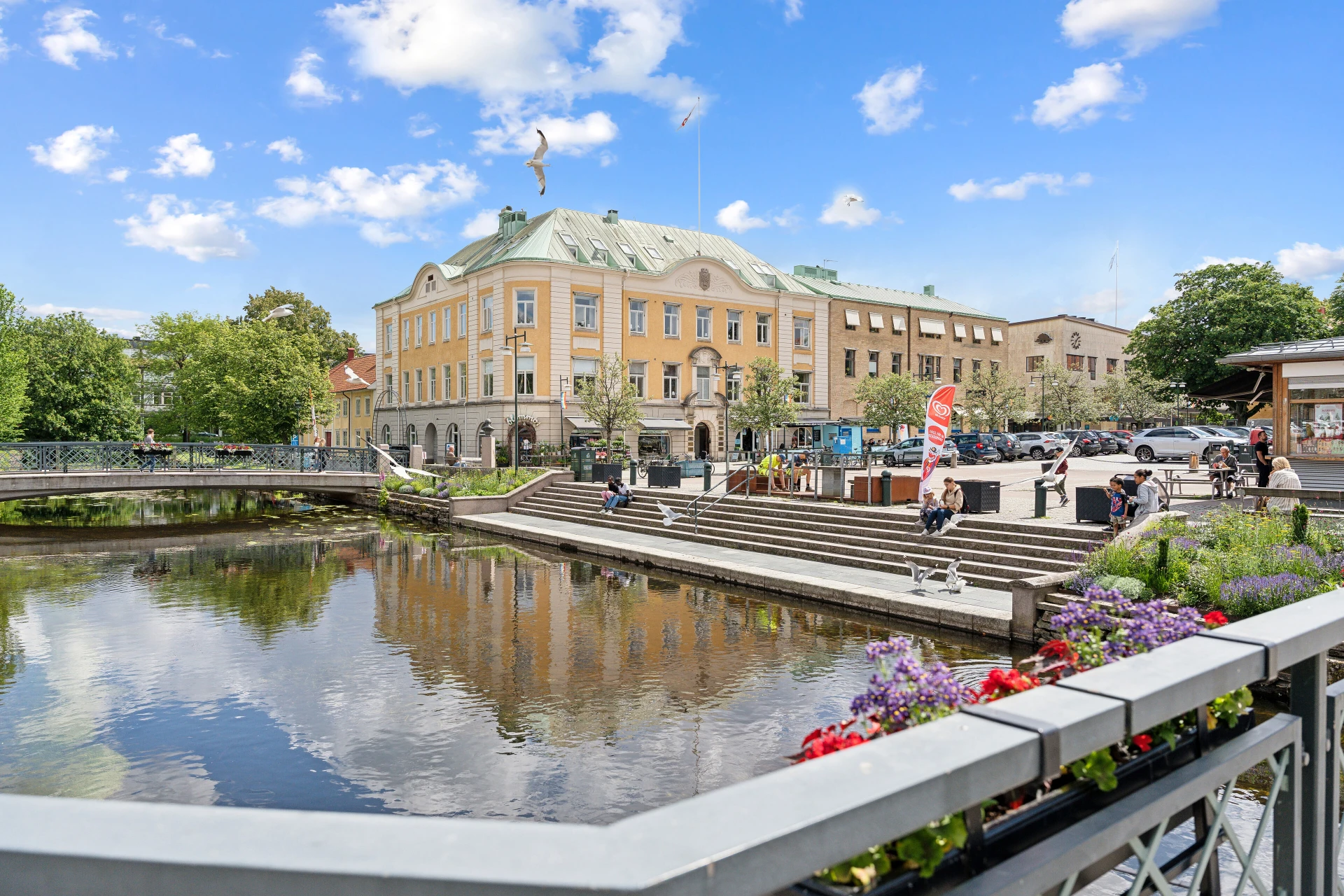 Glass på trappan till Lilla Torget i Alingsås är obligatoriskt på sommaren