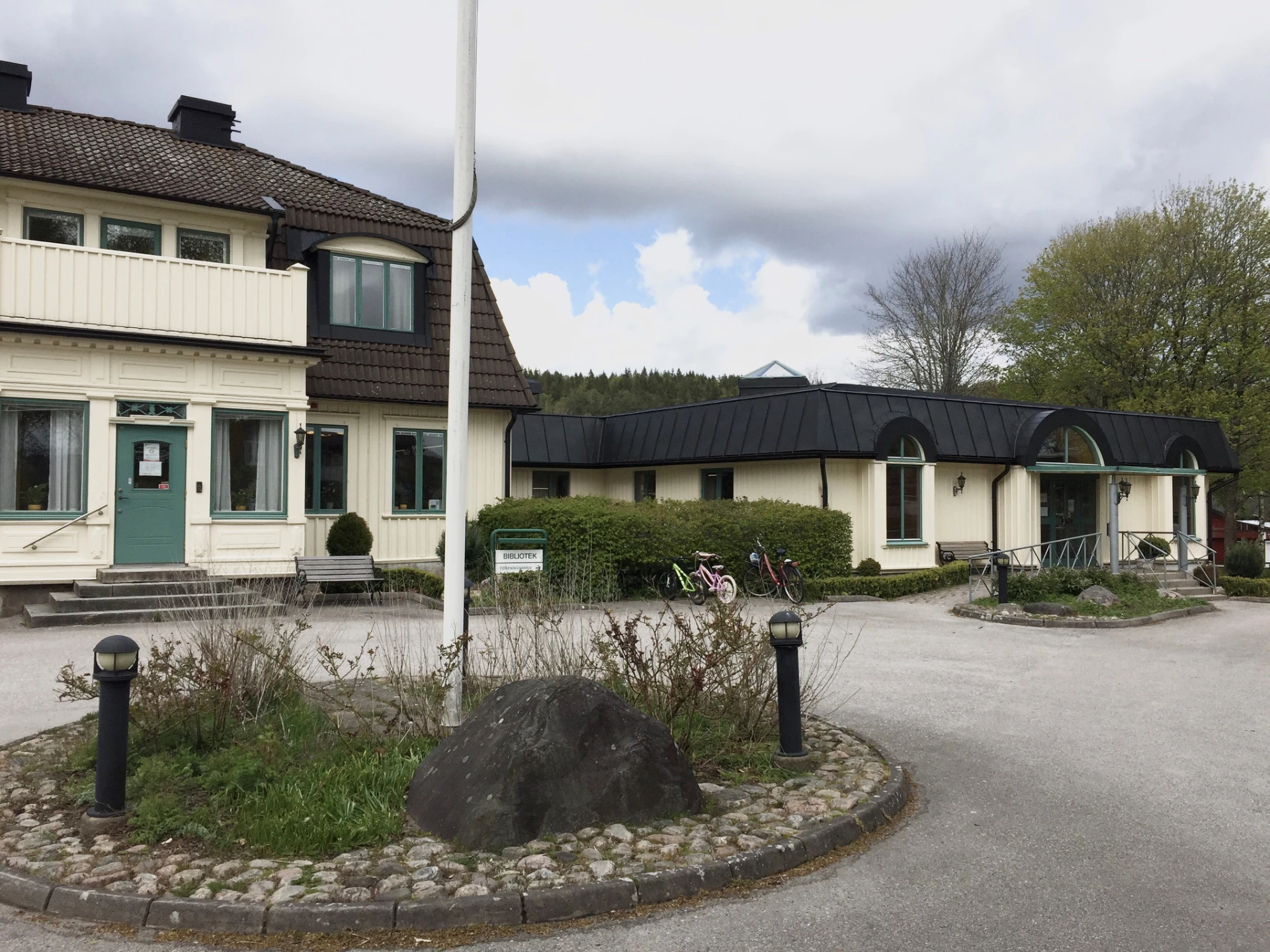 Bollebygds bibliotek ligger på kort promenadavstånd från bostaden.