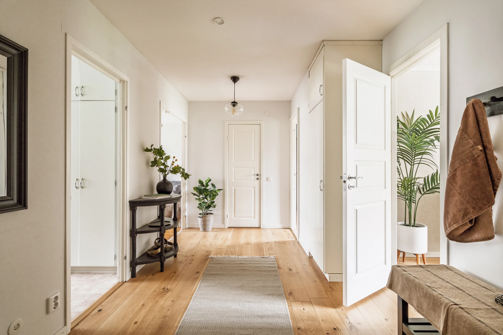Här välkomnas du av en ljus och rymlig hall