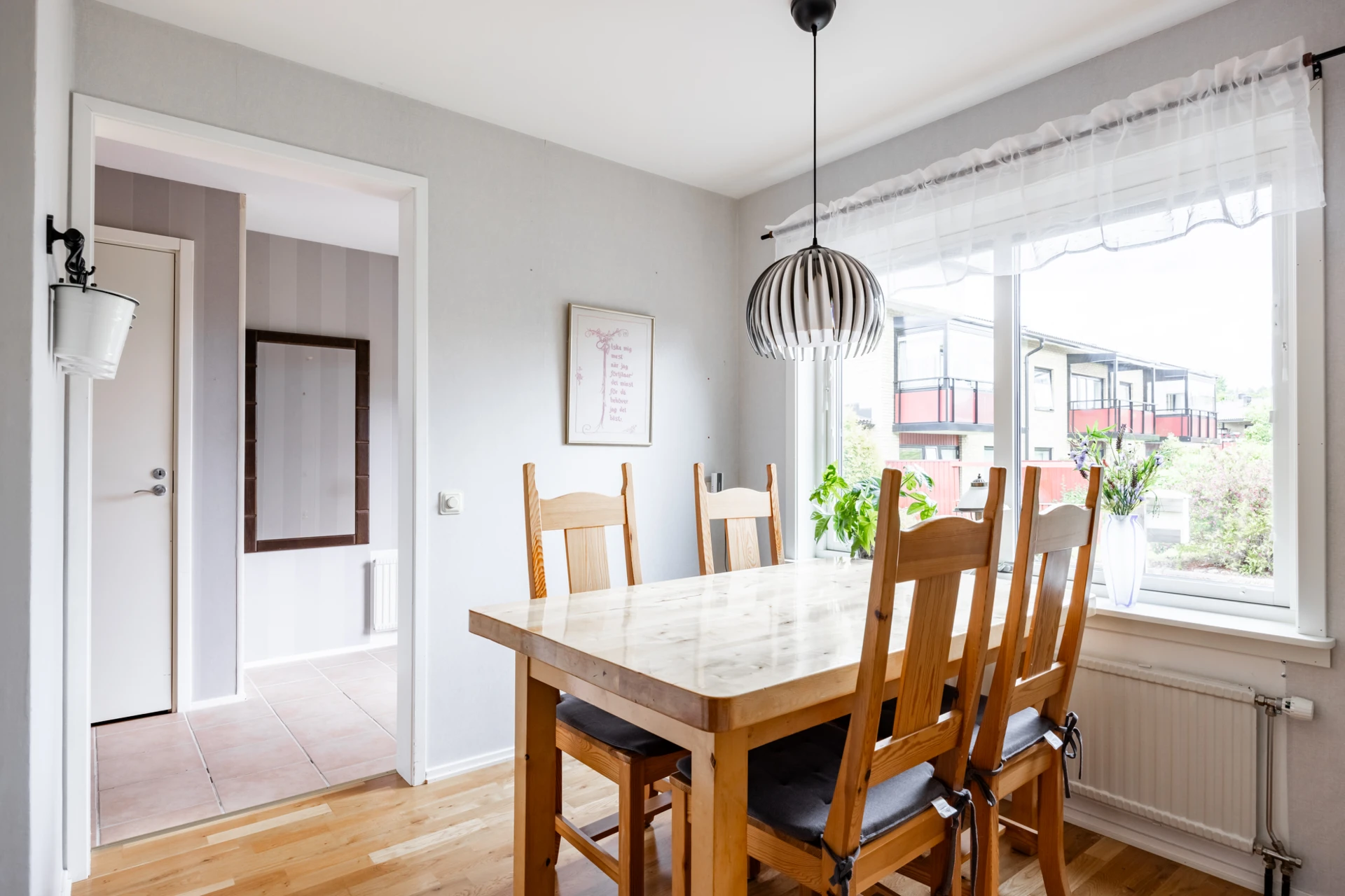 Kök med ingång från både hall o vardagsrum